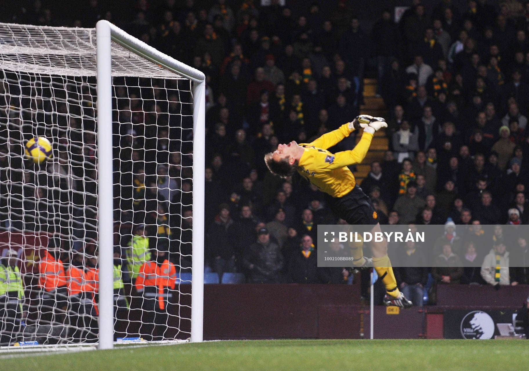 Edwin van der Sar, målvakt, lyckas inte rädda