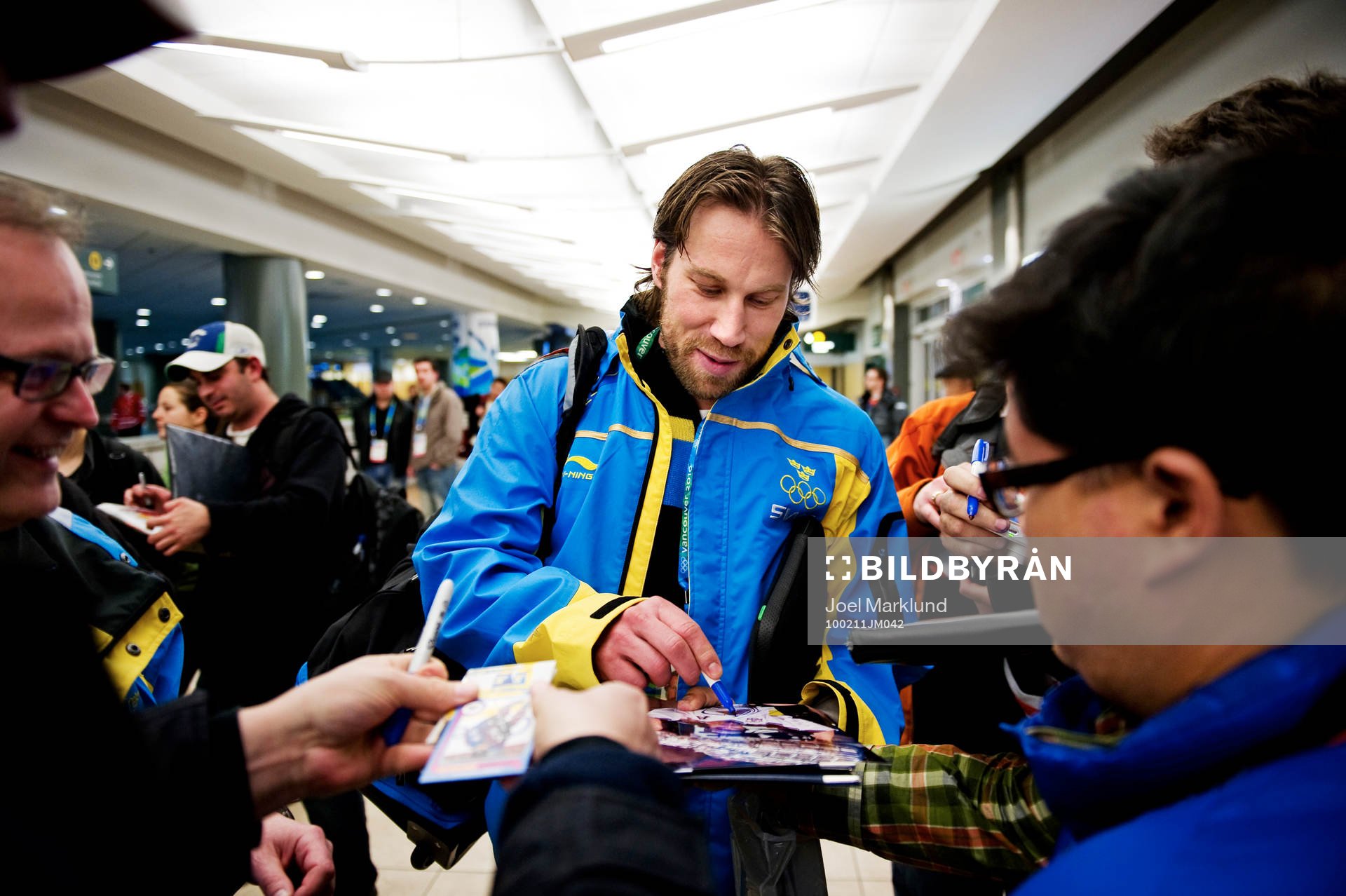 Peter Forsberg, skriver autografer. Autografjägare,