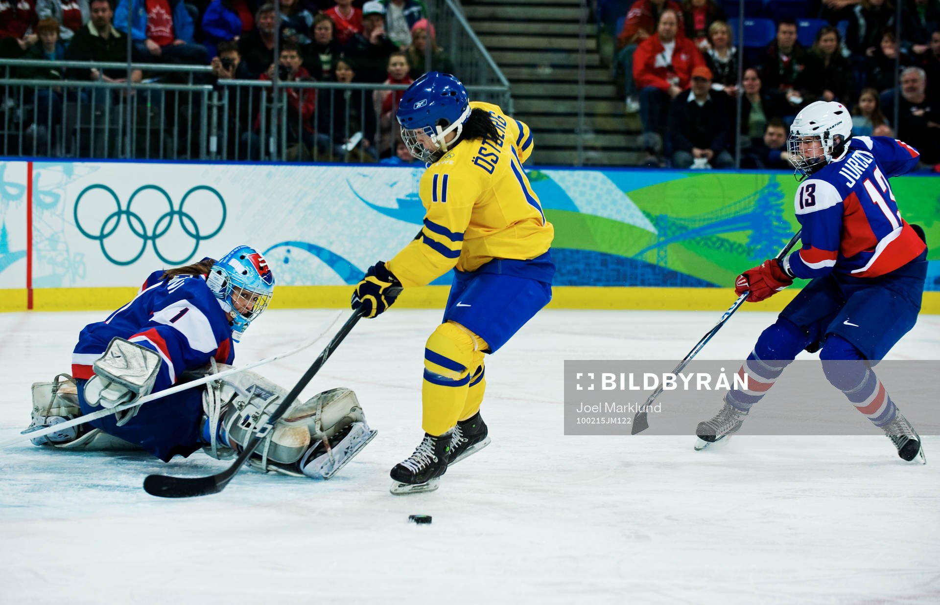 Cecilia Östberg, Sverige, och Zuzana Tomcikova, målvakt,