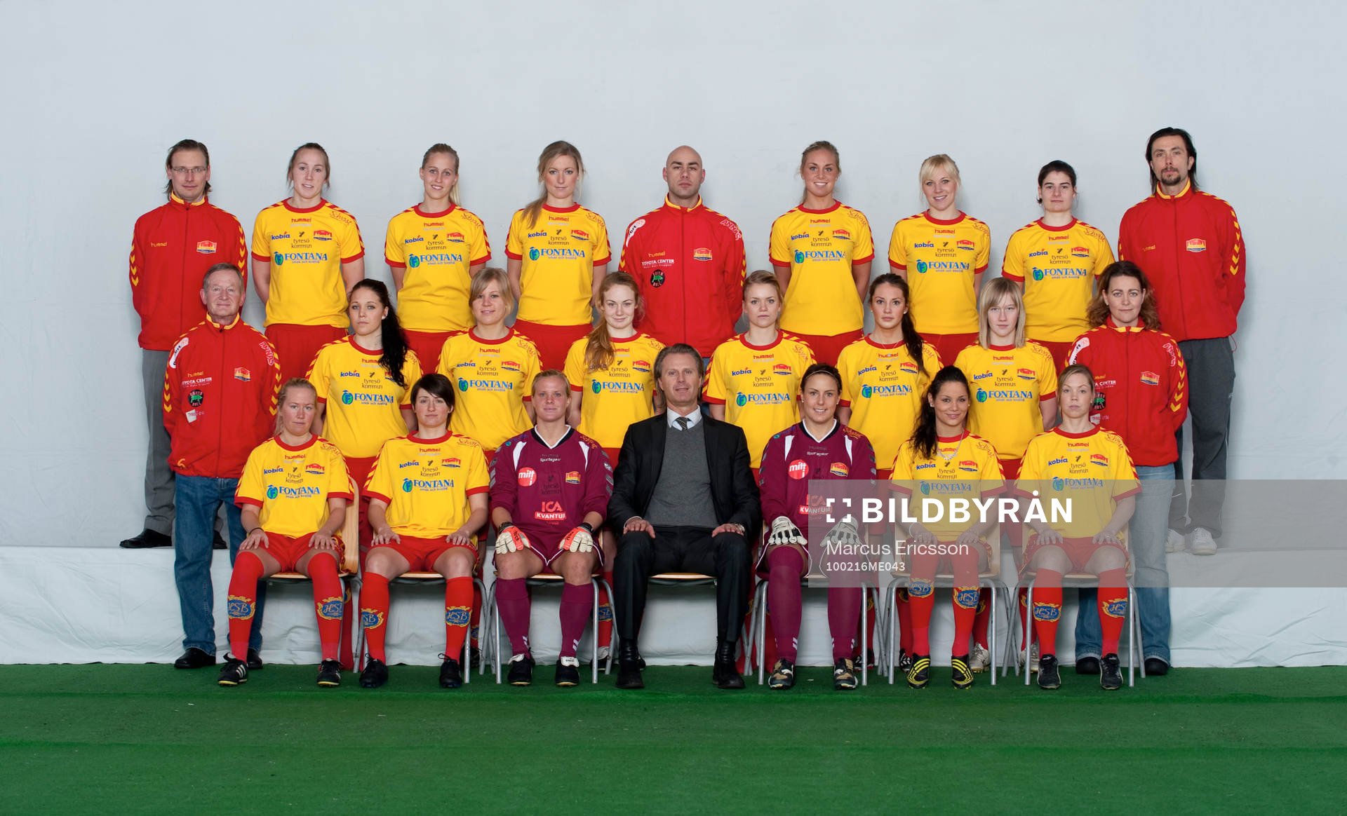 Övre reden fr. vänster: Jimi Thörnberg, lagledare, Karin Lissel, Line Röddek Hansen, Greta Holmberg, Konstantinos Katsoulakis, tränare, Petronella Ekroth, Johanna Frisk, Helen Nottebrock, Sebastian Ekblom Bak, kiropraktior.