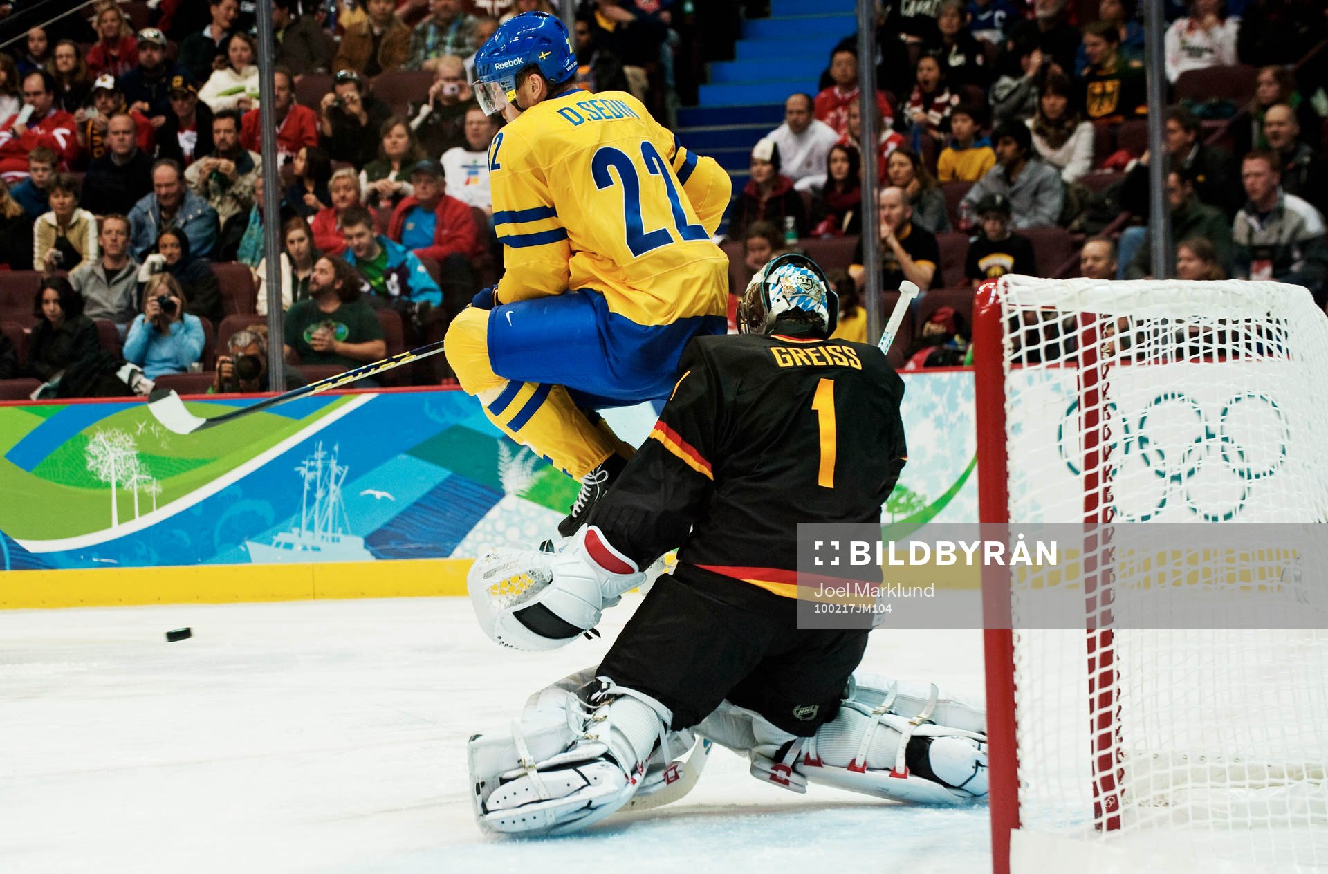 Daniel Sedin, Sverige, täcker Thomas Greiss, målvakt,