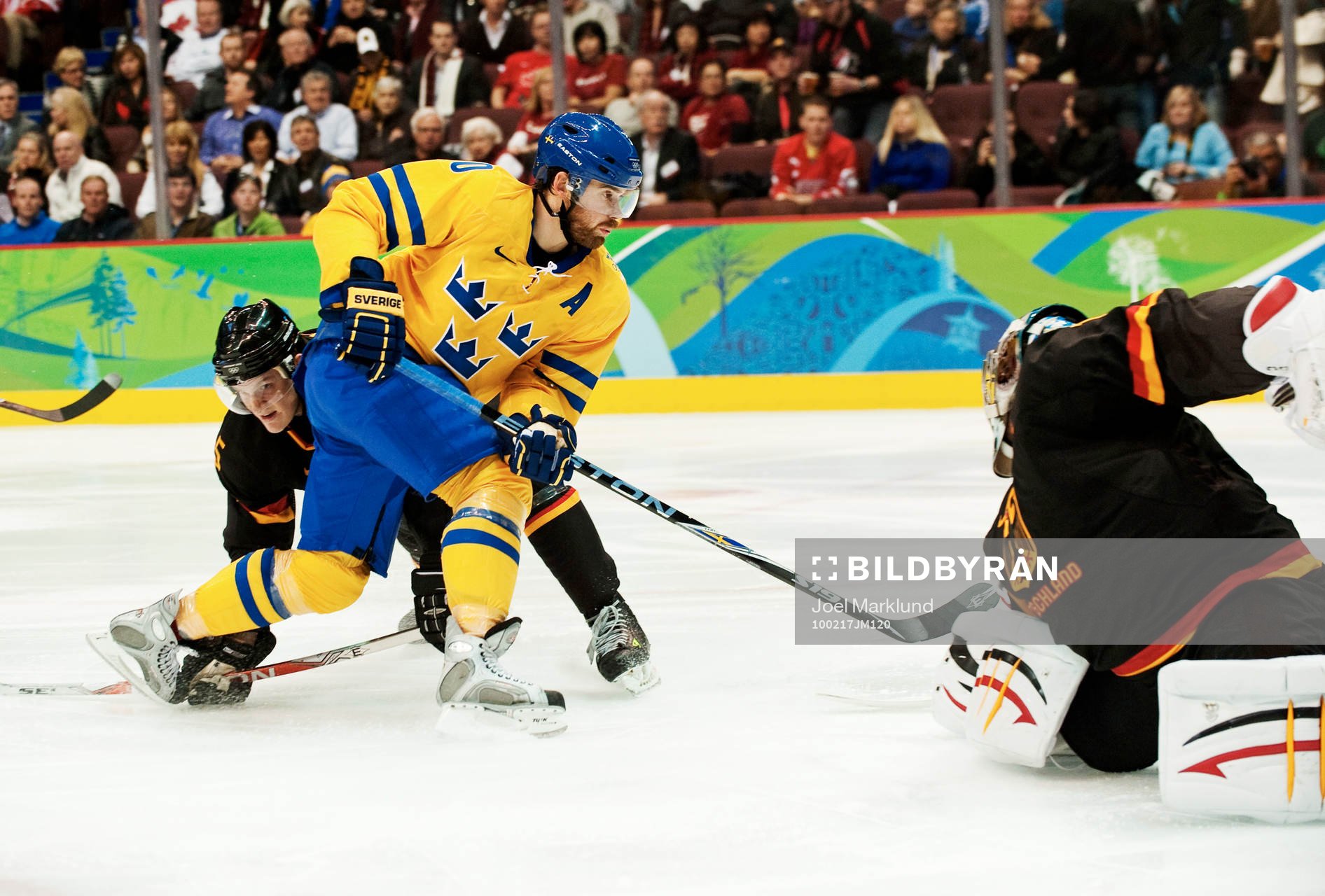 Henrik Zetterberg, Sverige, oroar framför Thomas Greiss,