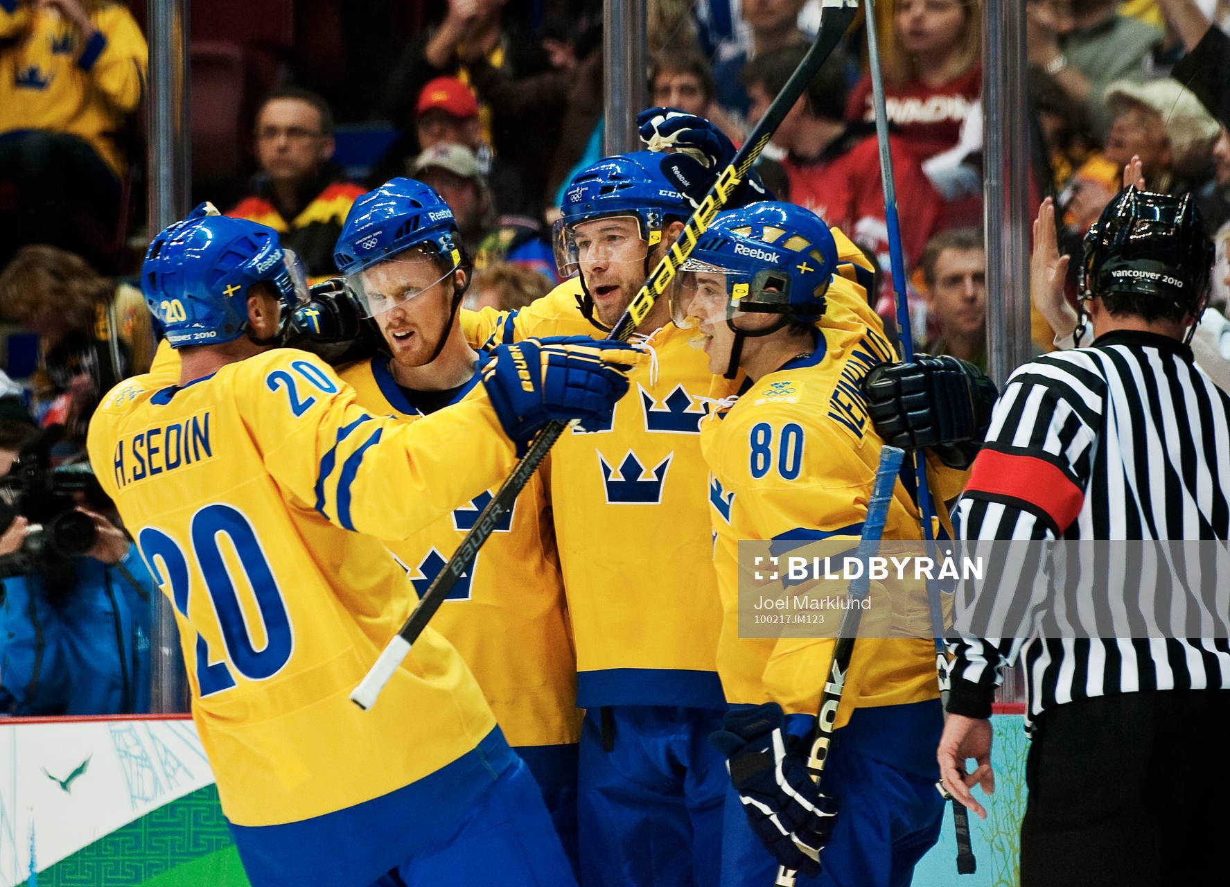 Mattias Öhlund, Sverige, gratuleras till sitt 1-0-mål.