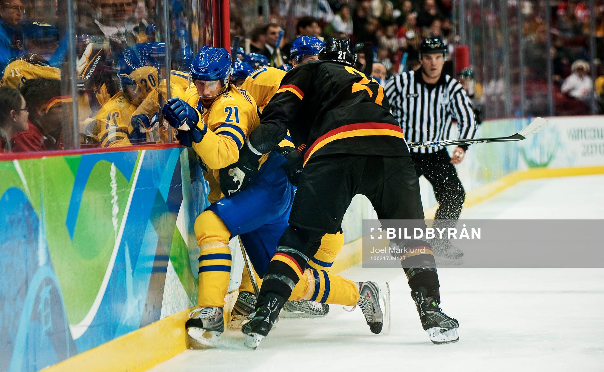 Peter Forsberg, Sverige, blir tacklad av John Tripp,