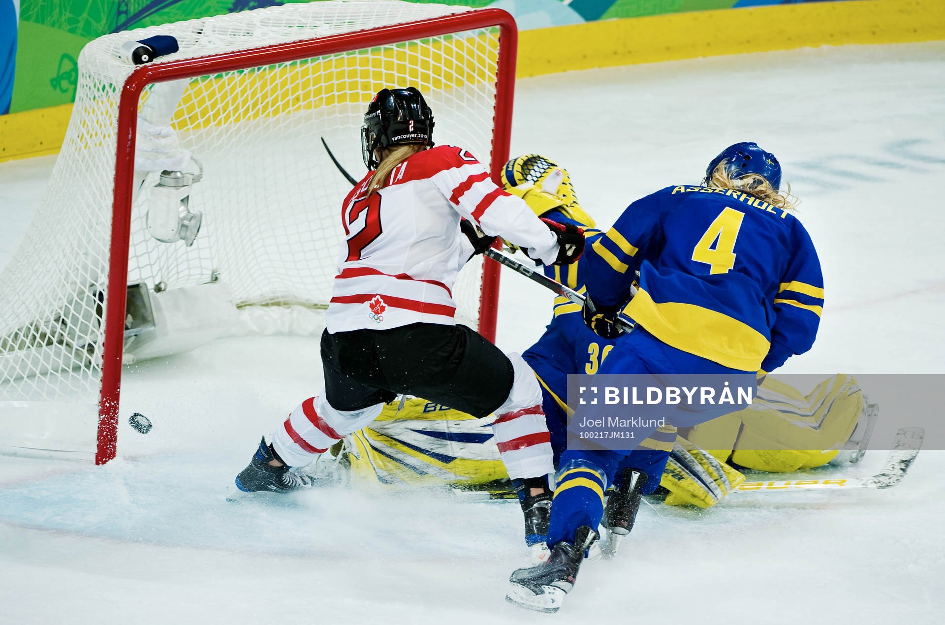Meghan Agosta, Kanada, och Kim Martin, målvakt, Sverige.