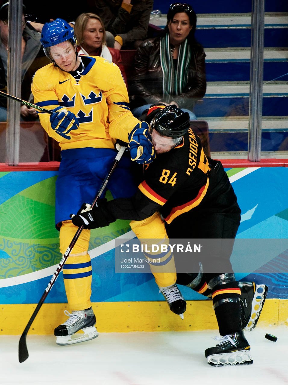 Fredrik Modin, Sverige, blir tacklad av Dennis Seidenberg,