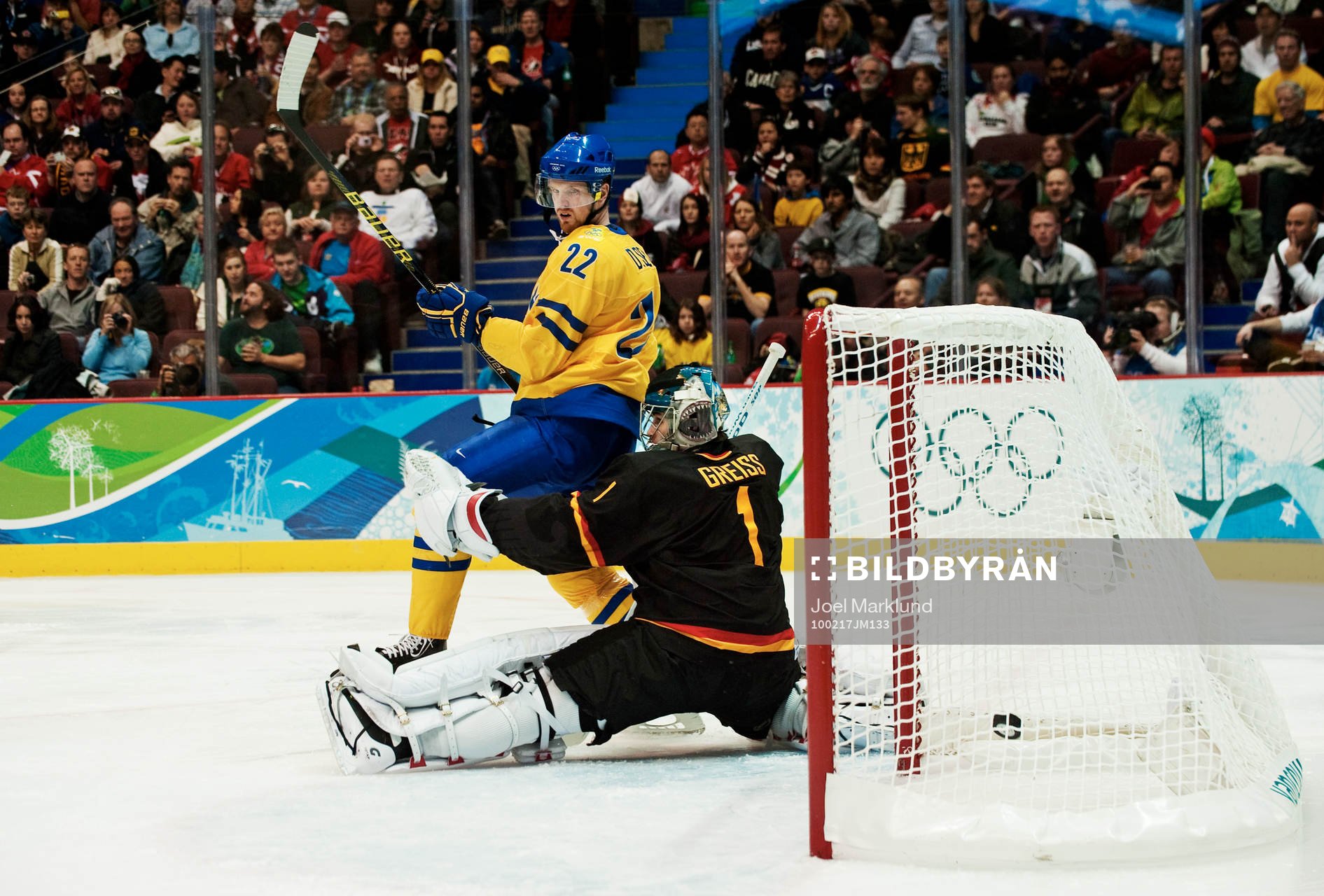 Daniel Sedin, Sverige, täcker Thomas Greiss, målvakt,
