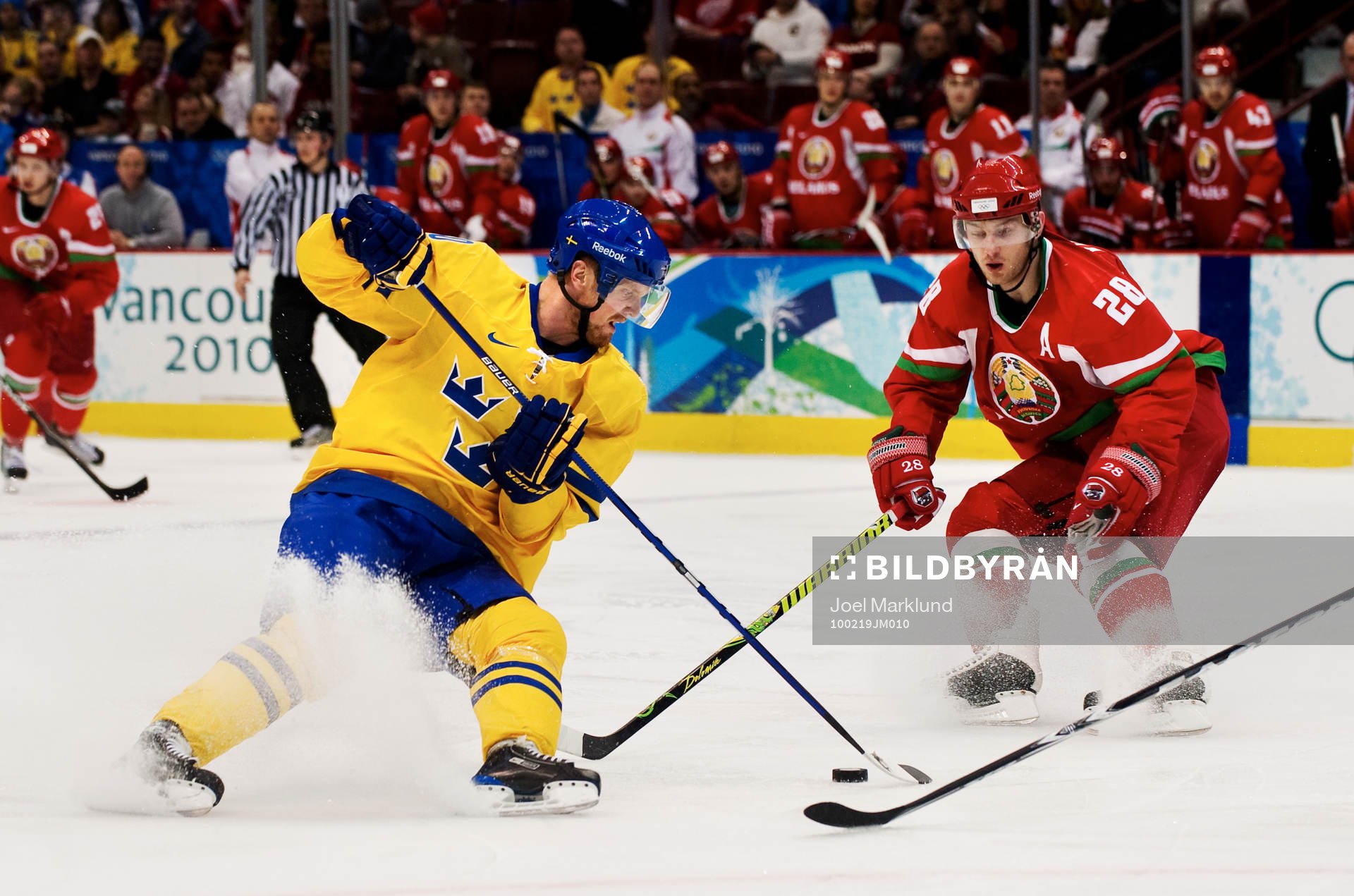 Henrik Sedin, Sverige, i kamp om pucken med Konstantin
