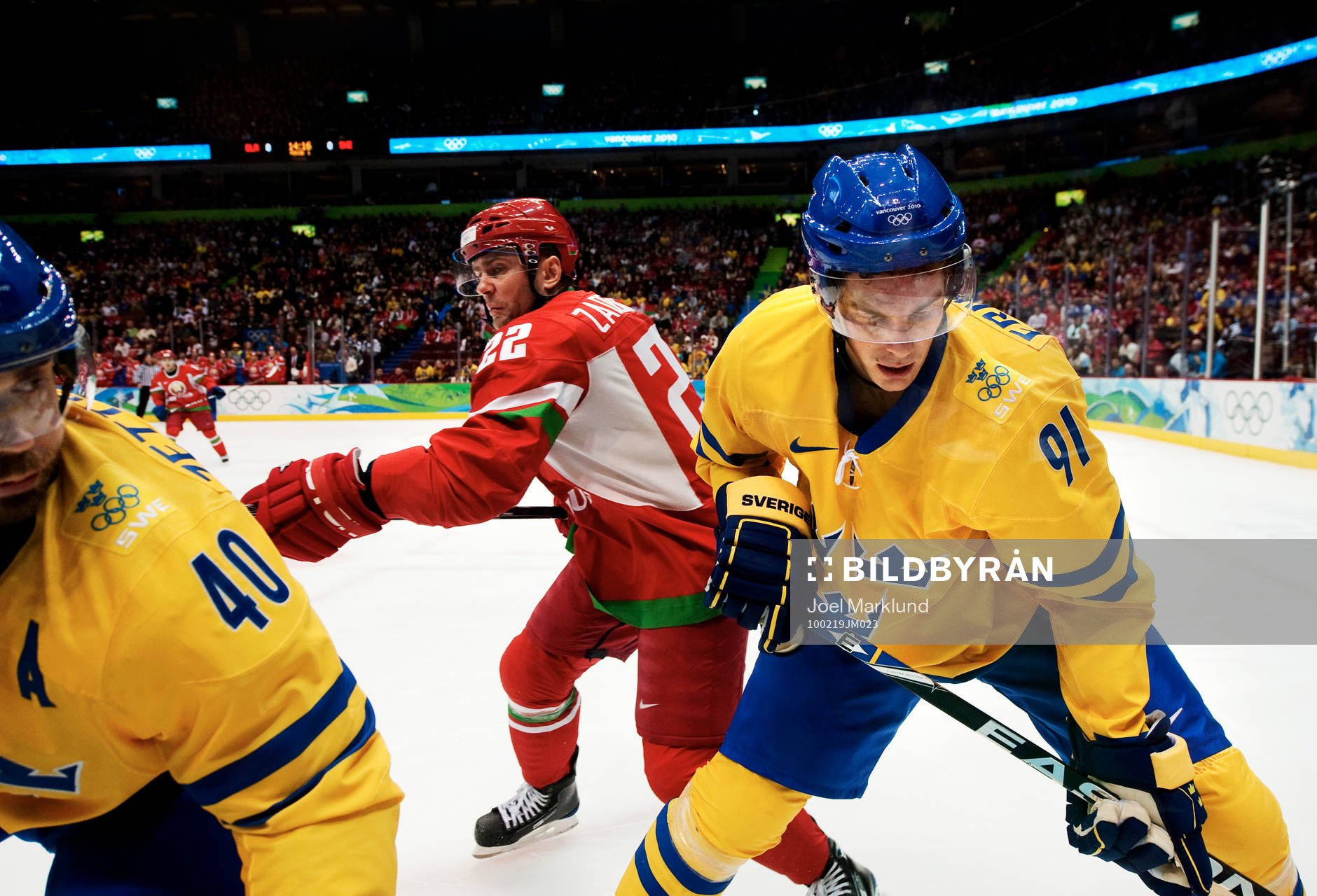 Henrik Zetterberg och Loui Eriksson, Sverige, utmanas av