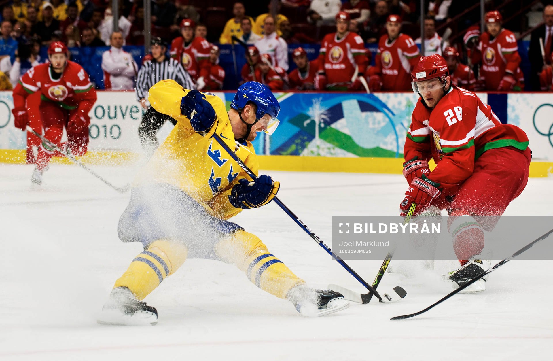 Henrik Sedin, Sverige, i kamp om pucken med Konstantin