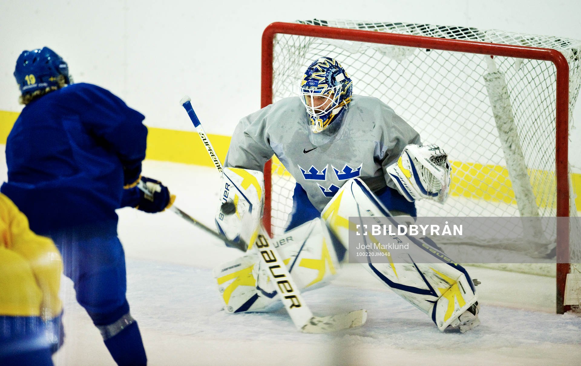 Henrik Lundqvist, målvakt, räddar ett skott