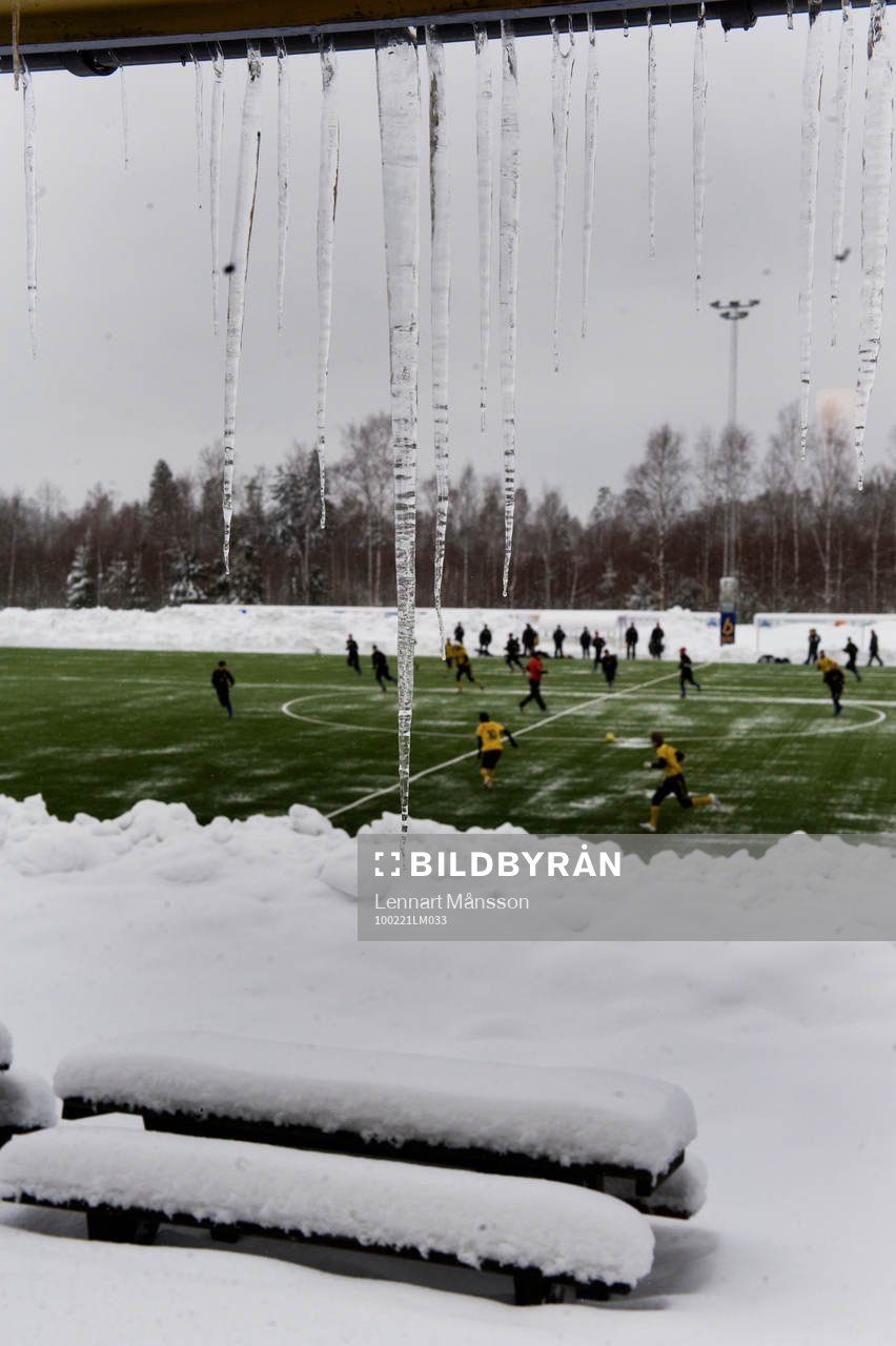 Istappar, snödrivor - och fotboll
