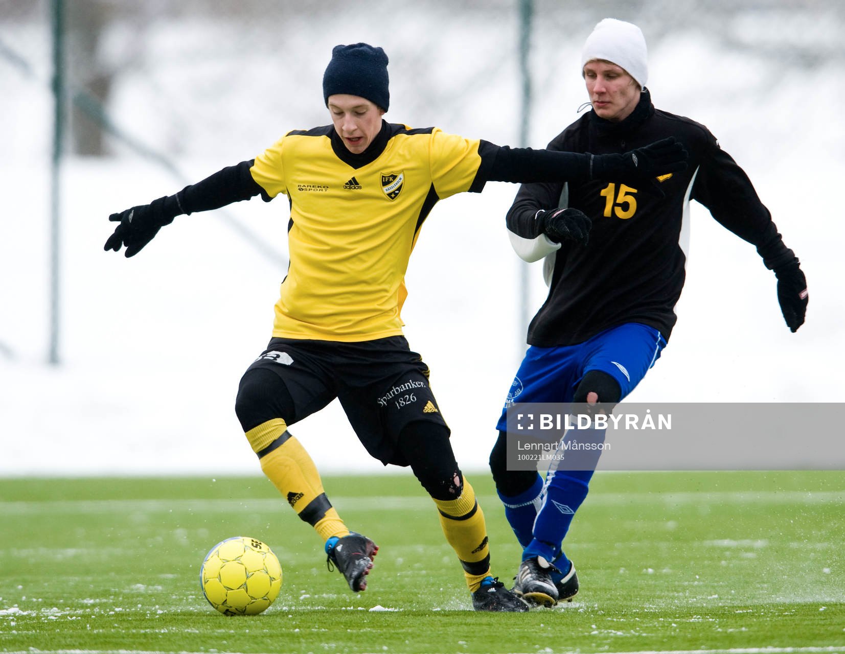 Anton Persson lämnar en Glimåkra-spelare på efterkälken