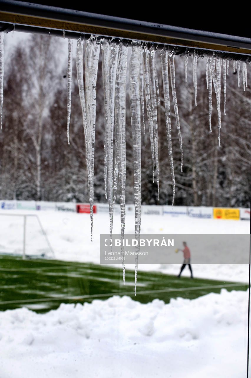 Istappar, snödrivor - och fotboll