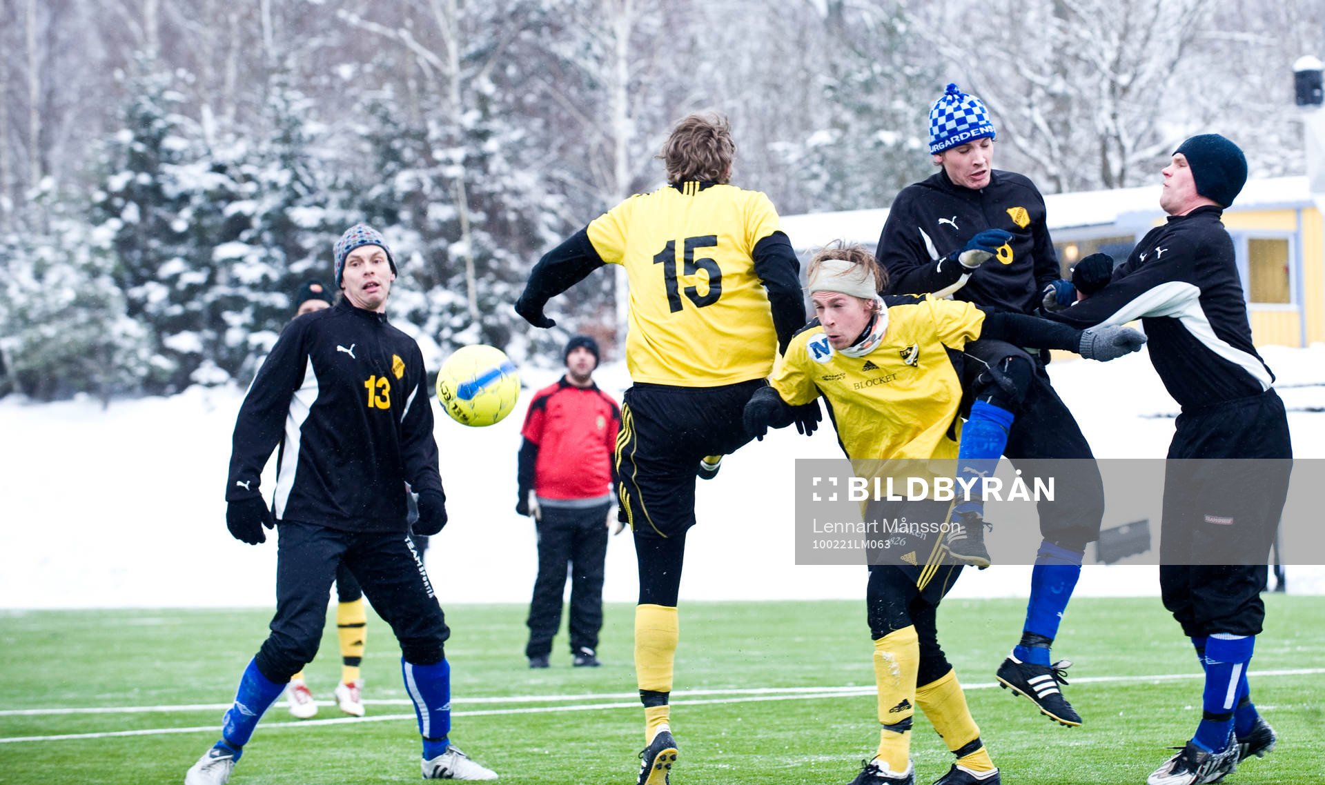 Konstgräs, snö på plan, snödrivor. Victor Bergström,