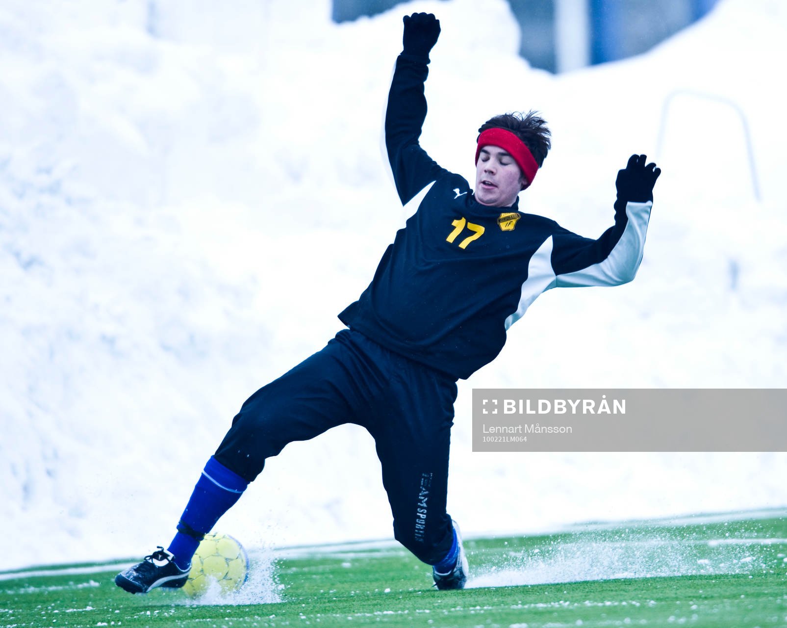 Konstgräs, snö på plan, snödrivor