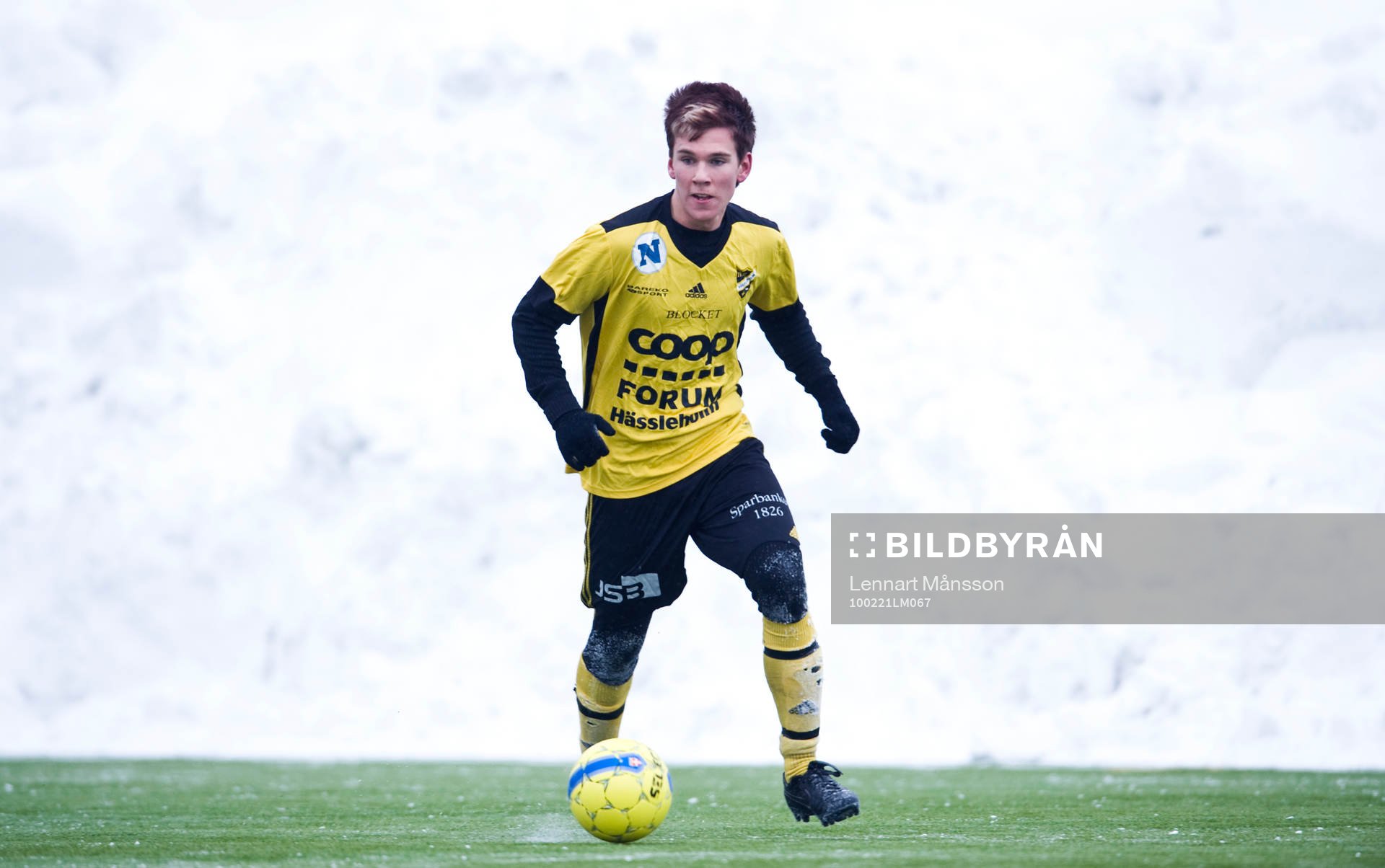 Konstgräs, snö på plan., snödrivor. André Bengtsson