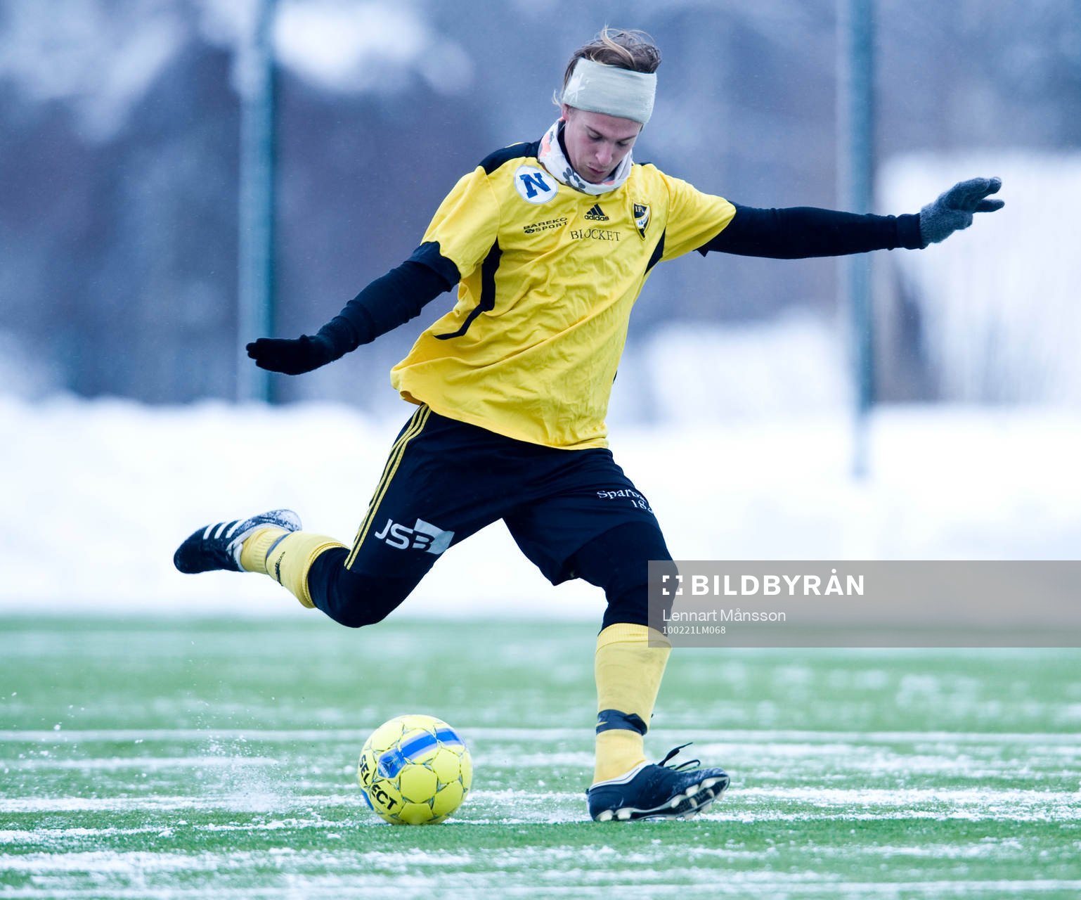 Konstgräs, snö på plan. Victor Bergström