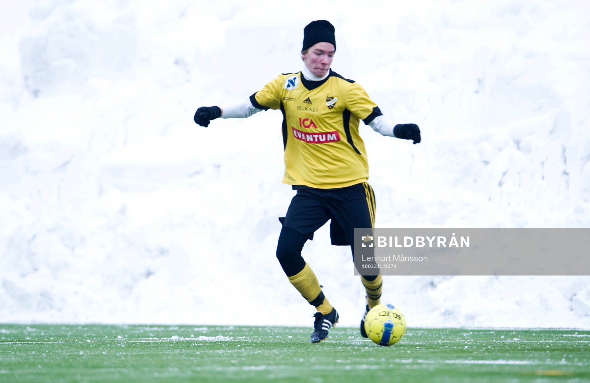 Konstgräs, snö på plan., snödrivor. Linus Berg