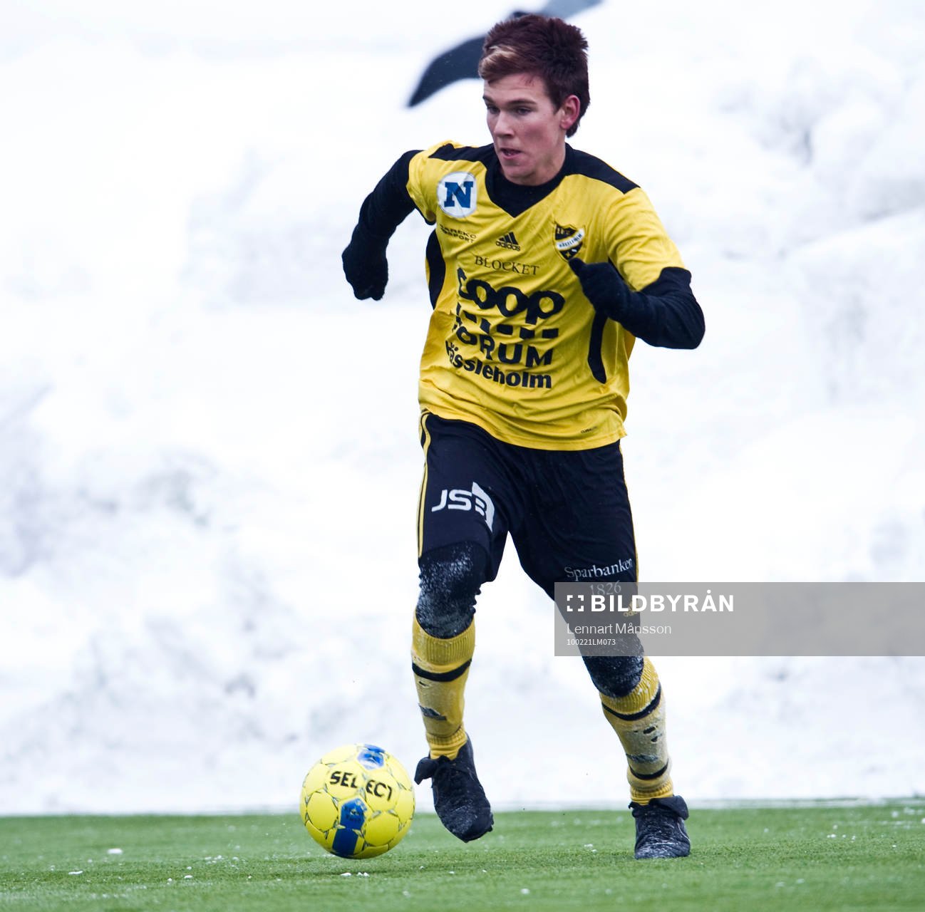 Konstgräs, snö på plan., snödrivor. André Bengtsson