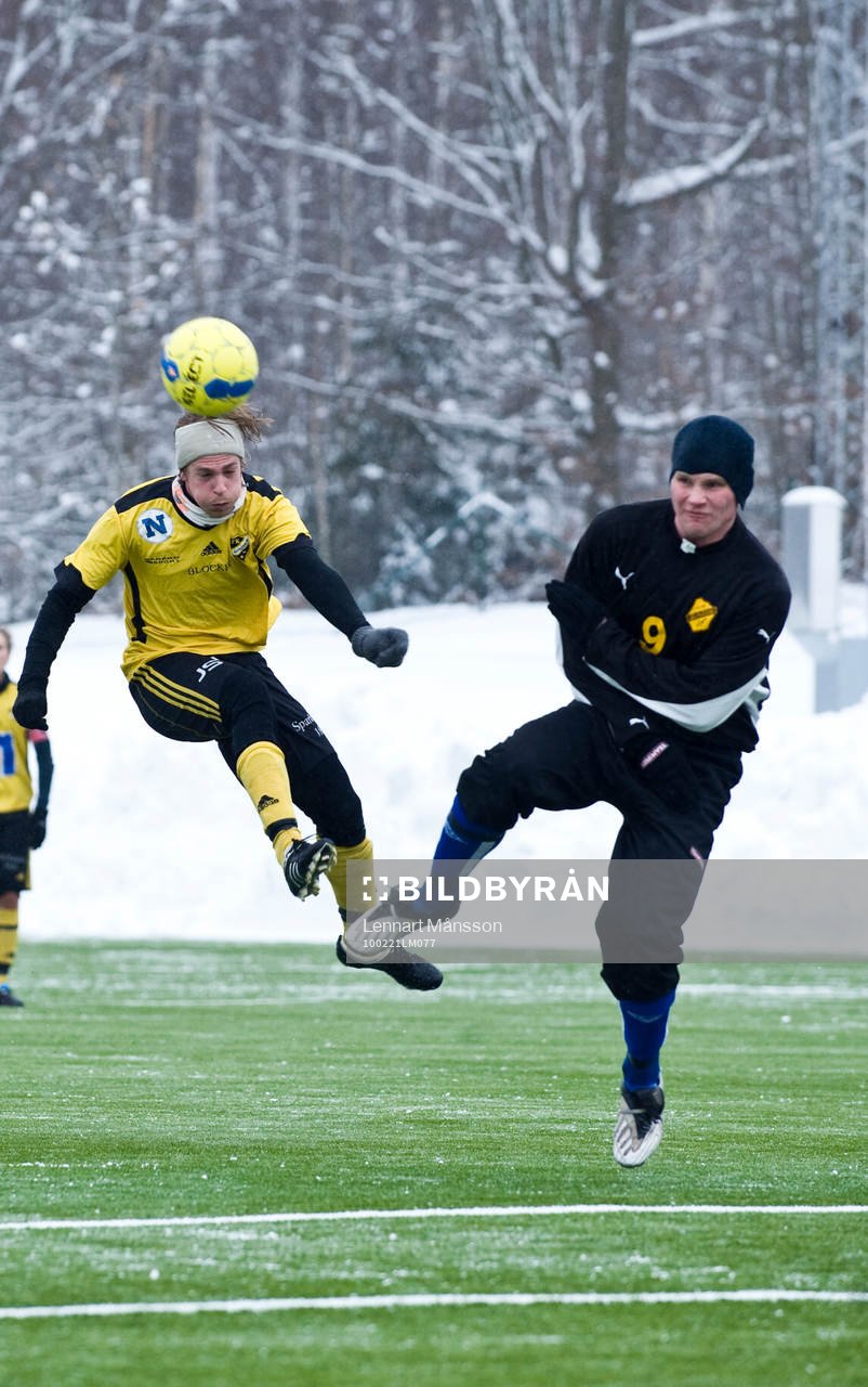 Konstgräs, snö på plan, snödrivor. Victor Bergström,