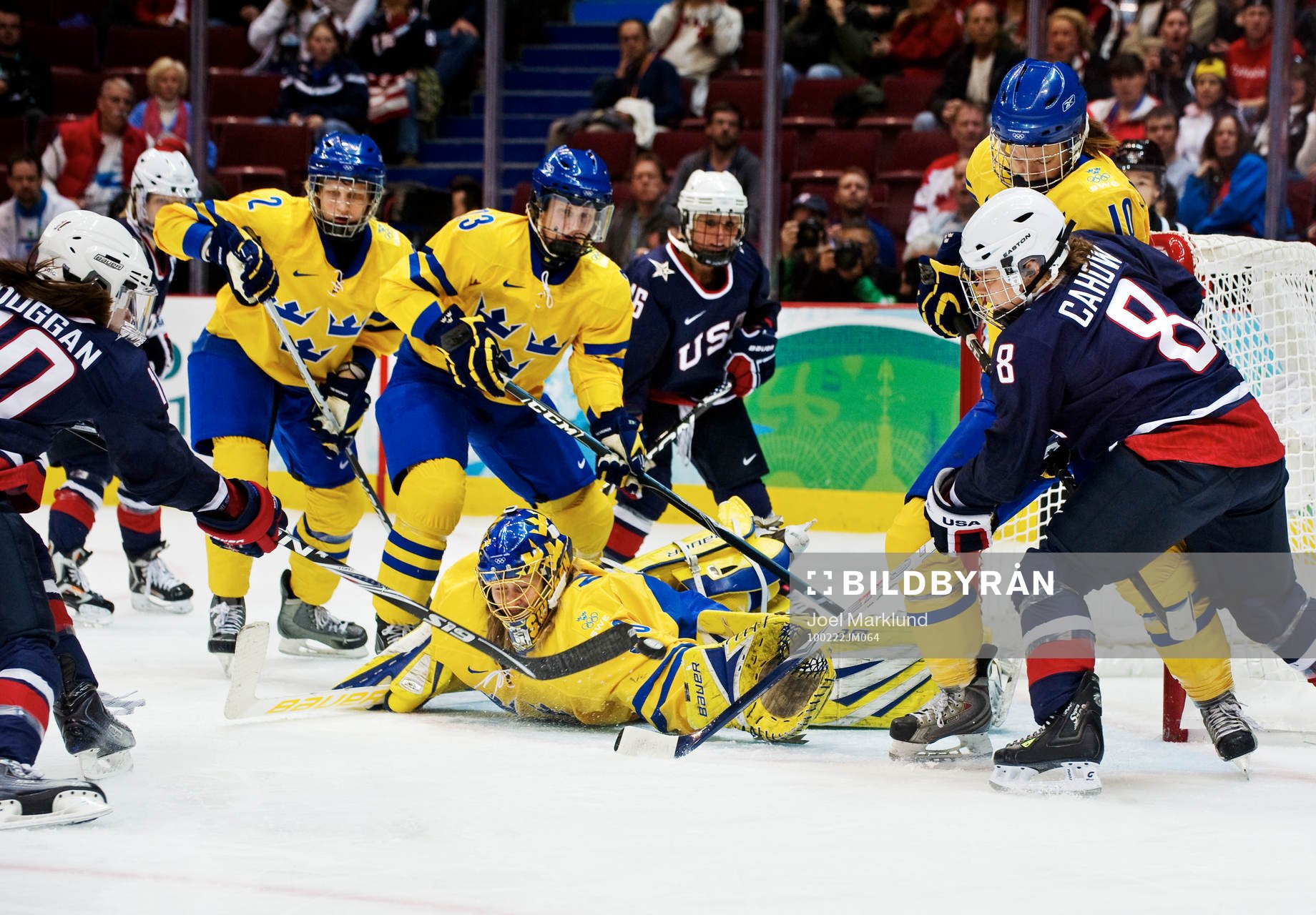 Meghan Duggan, USA, gör mål på en liggande Kim Martin,