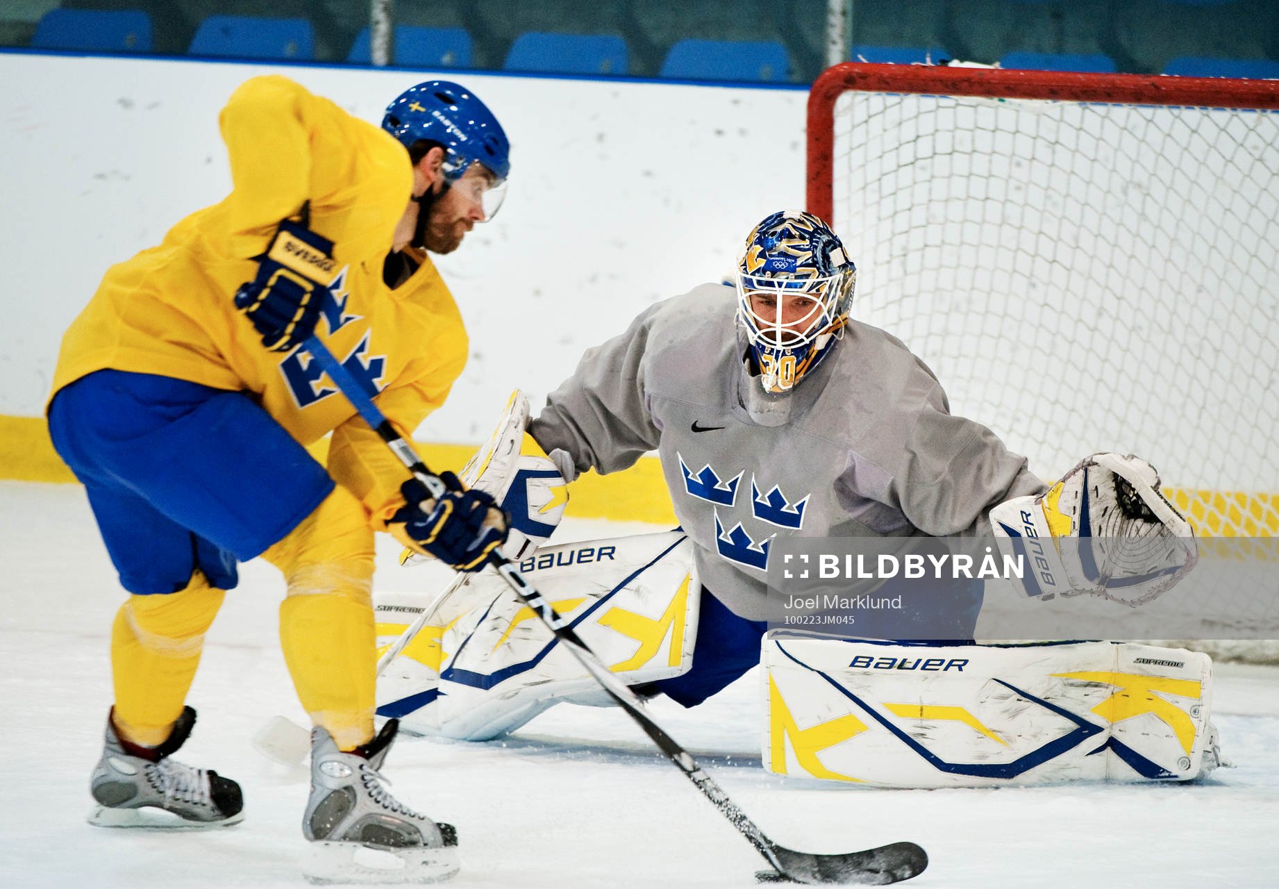 Henrik Zetterberg lägger en straff mot Henrik Lundqvist,