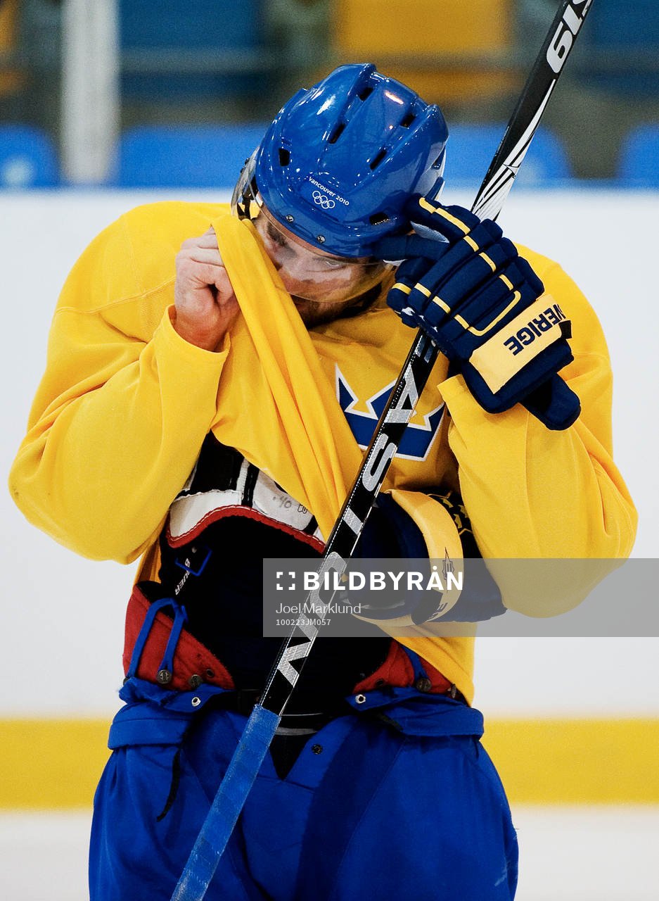 Henrik Zetterberg torkar sitt visir