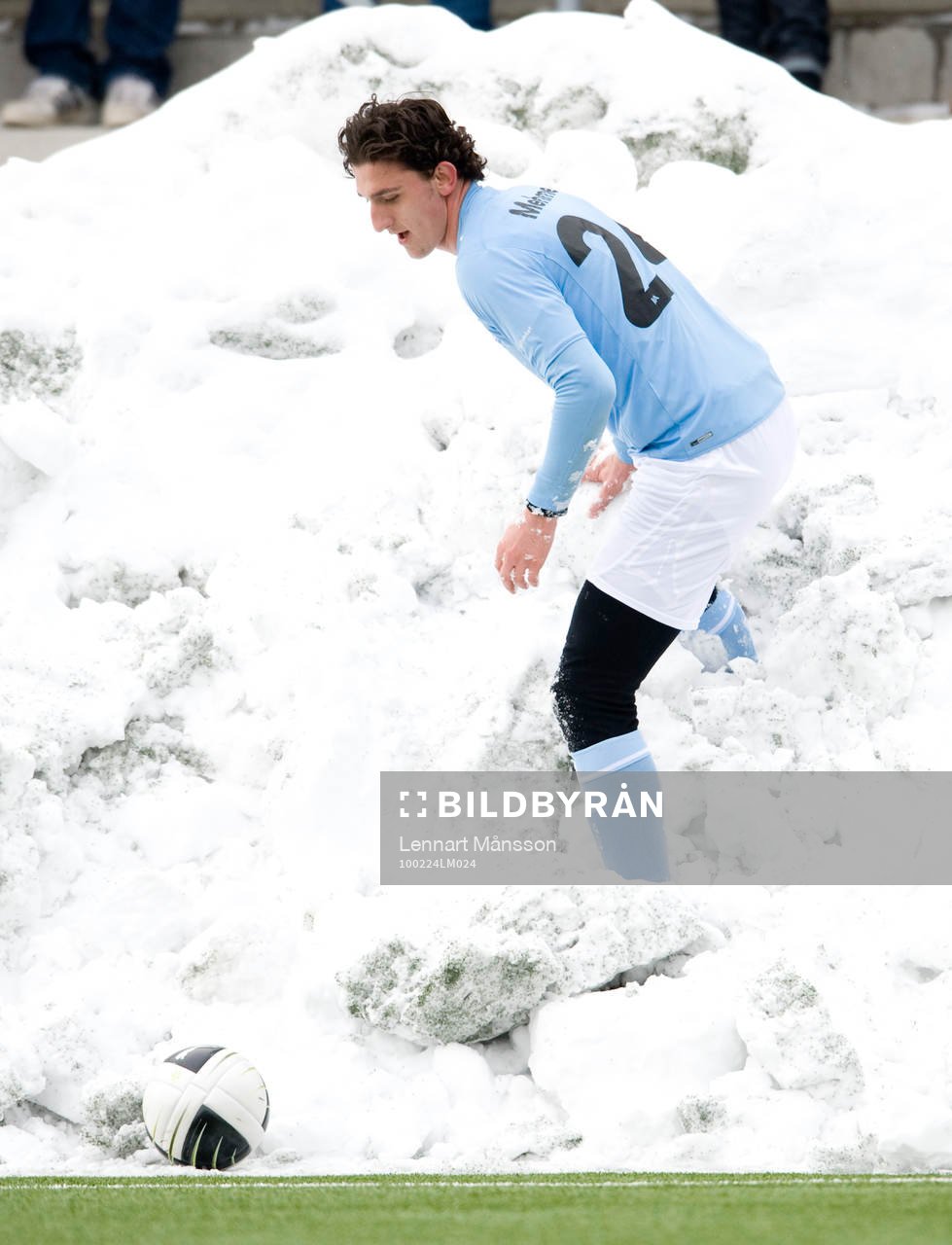 Agon Mehmeti i snödriva, snö