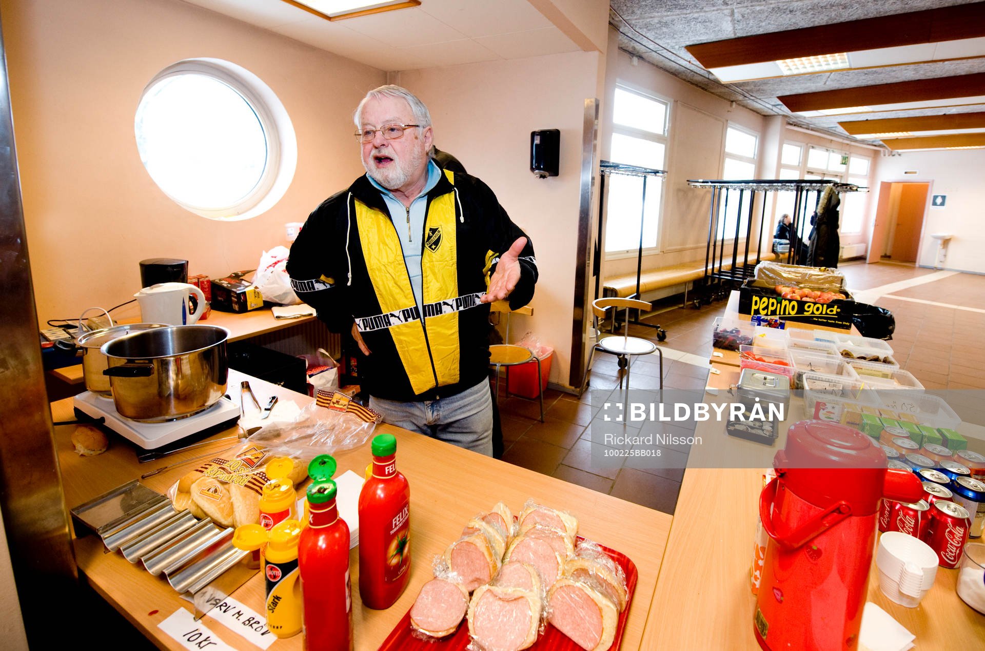 Douglas Ahlqvist, fixar i kiosken