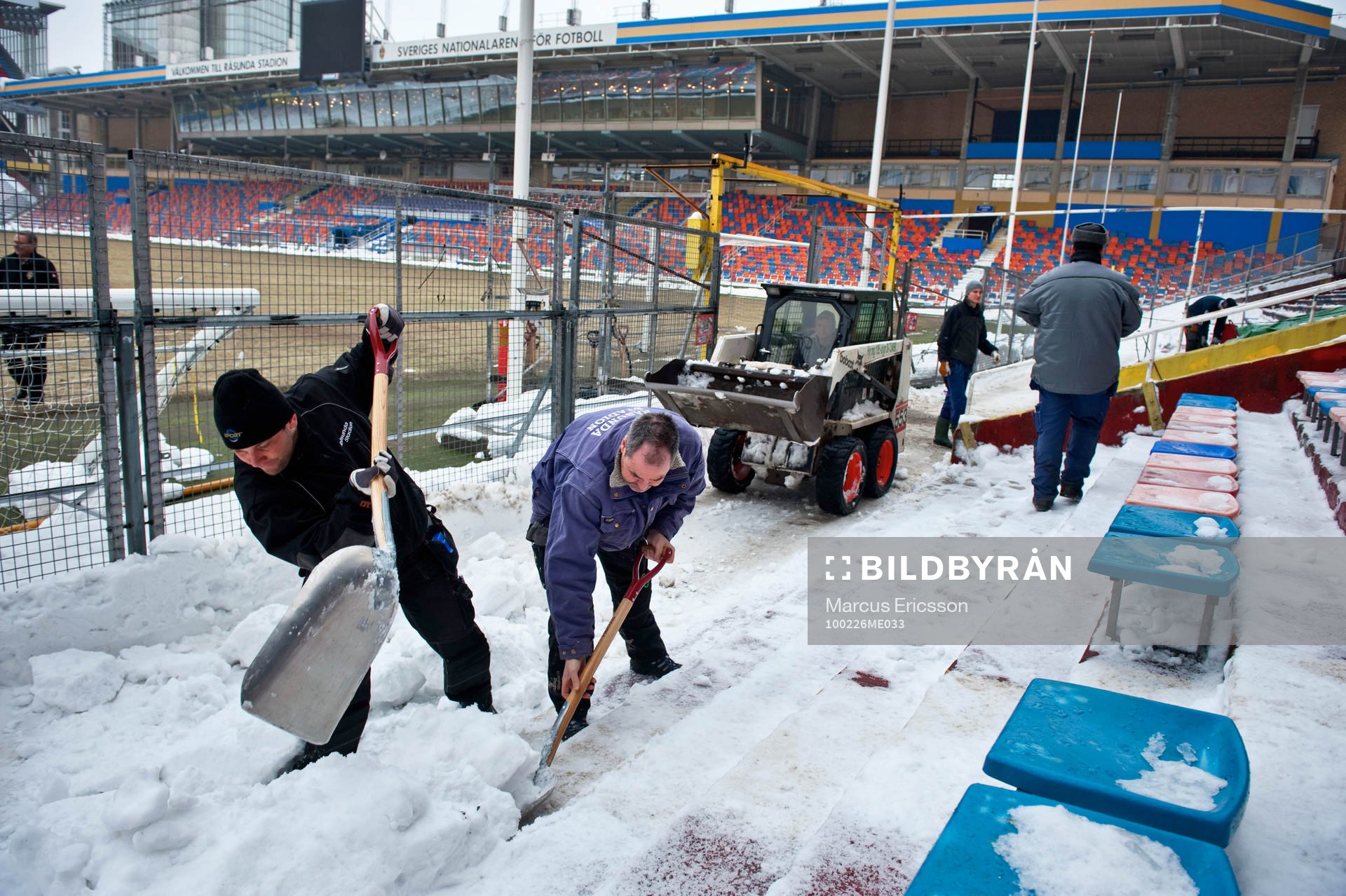 Snöröjning på Råsunda Stadion