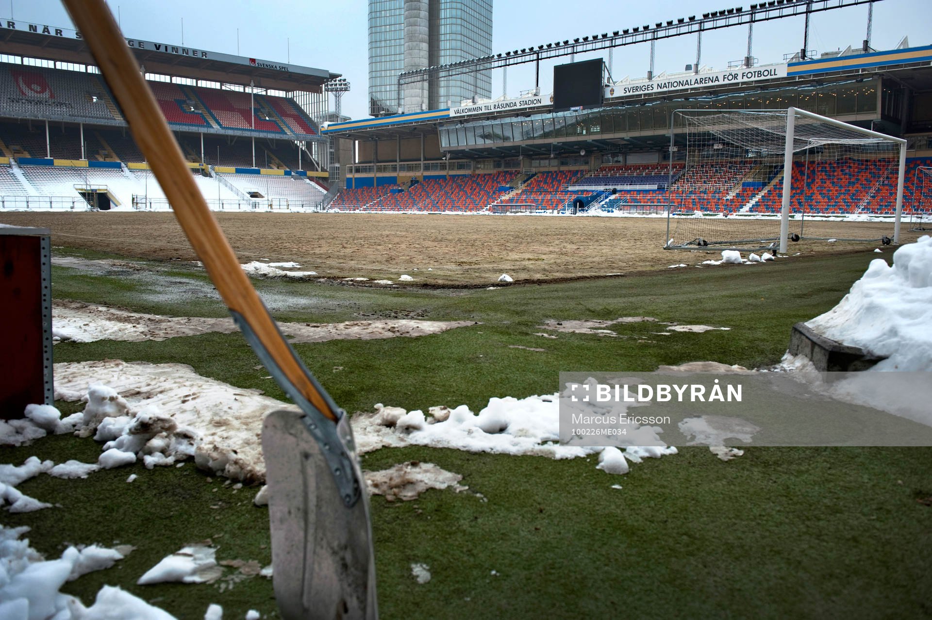 Snöröjning på Råsunda Stadion