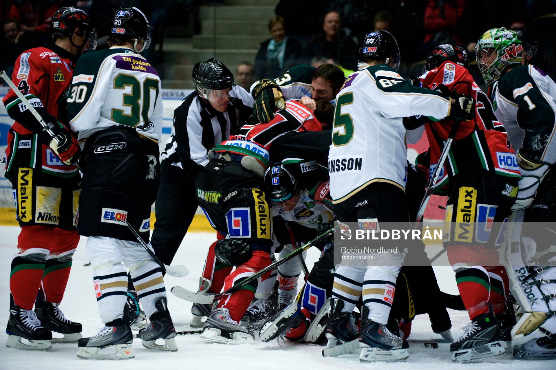 Slagsmål mellan Ari Vallin, Färjestad och Josh Green, Modo