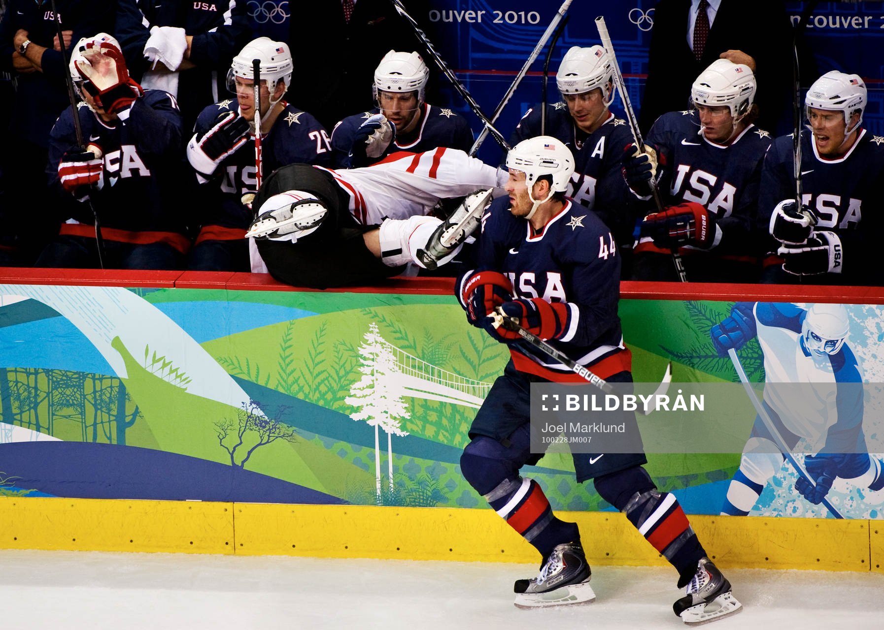Brooks Orpik, USA, skickar upp Dany Heatley, Kanada,
