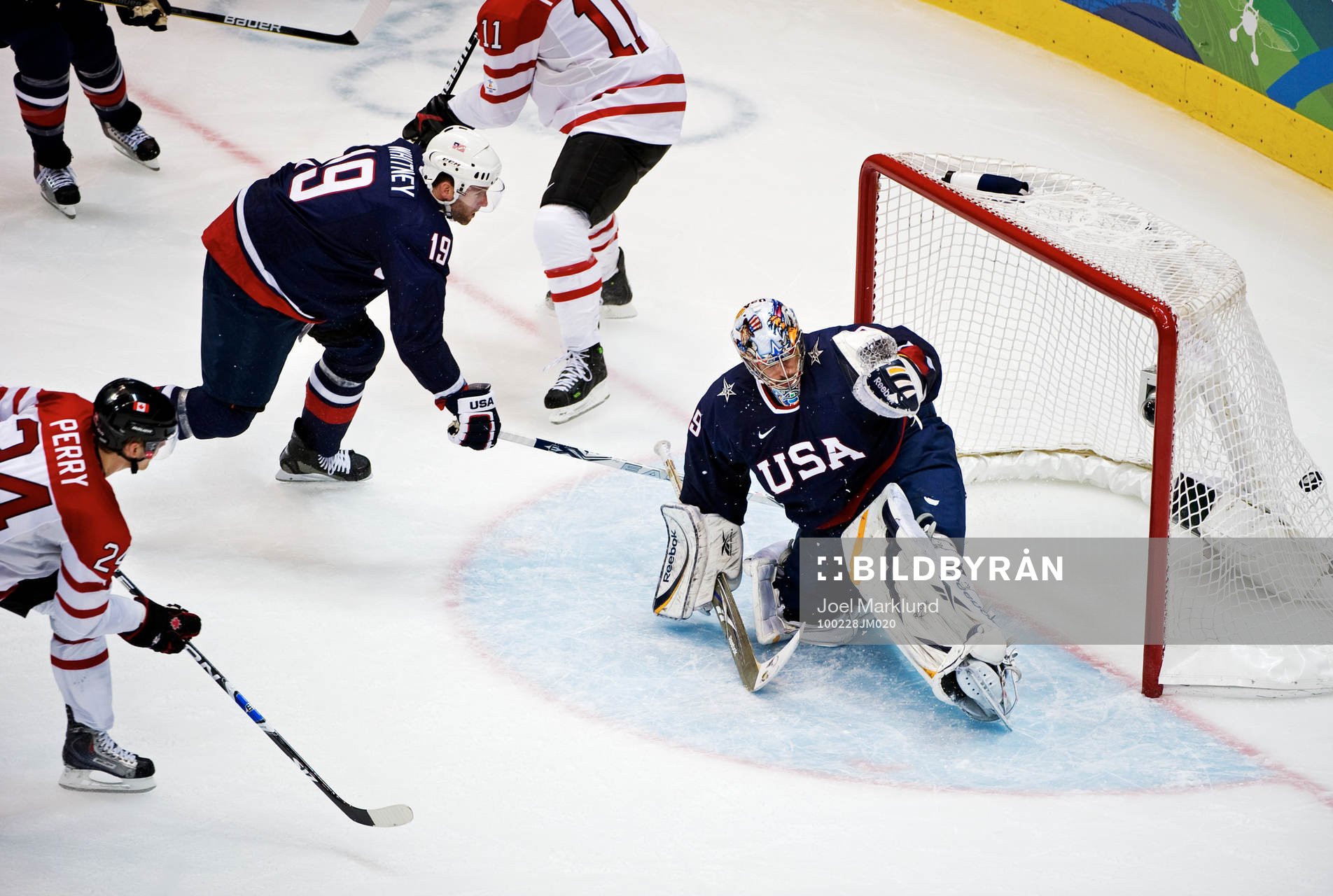 Corey Perry, Kanada, skjuter in 0-2 bakom Ryan Miller,