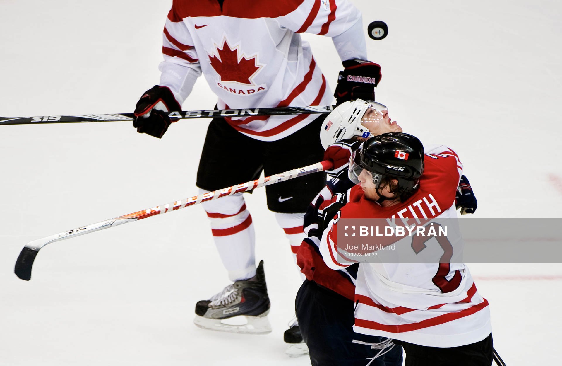 Duncan Keith, Kanada, stoppar Jamie Langenbrunner, USA