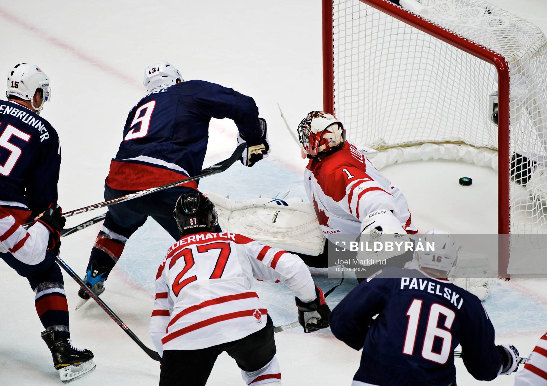 Zach Parise, USA, gör 2-2 bakom Robert Luongo, målvakt,