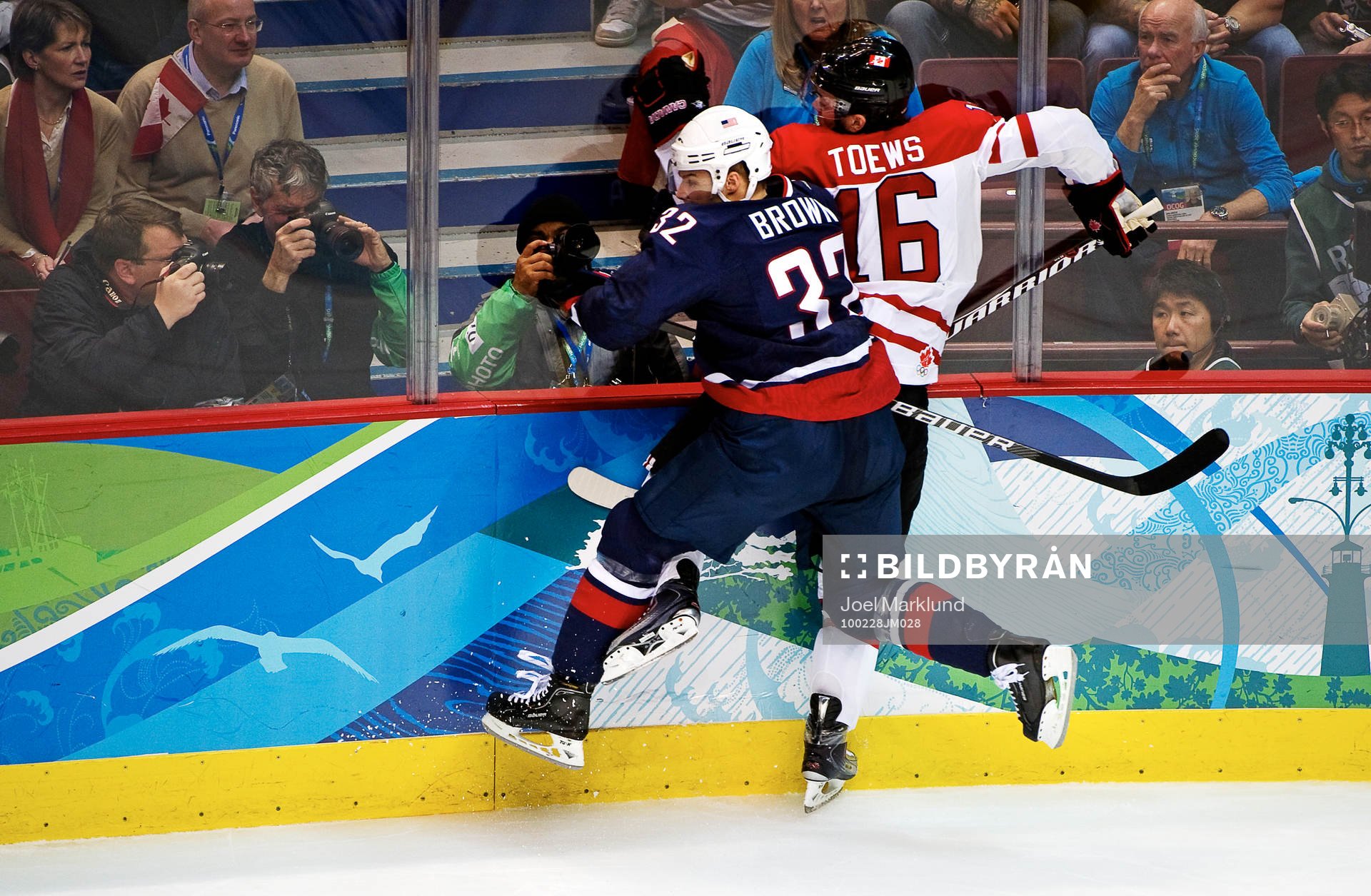 Dustin Brown, USA, tacklar Jonathan Toews, Kanada