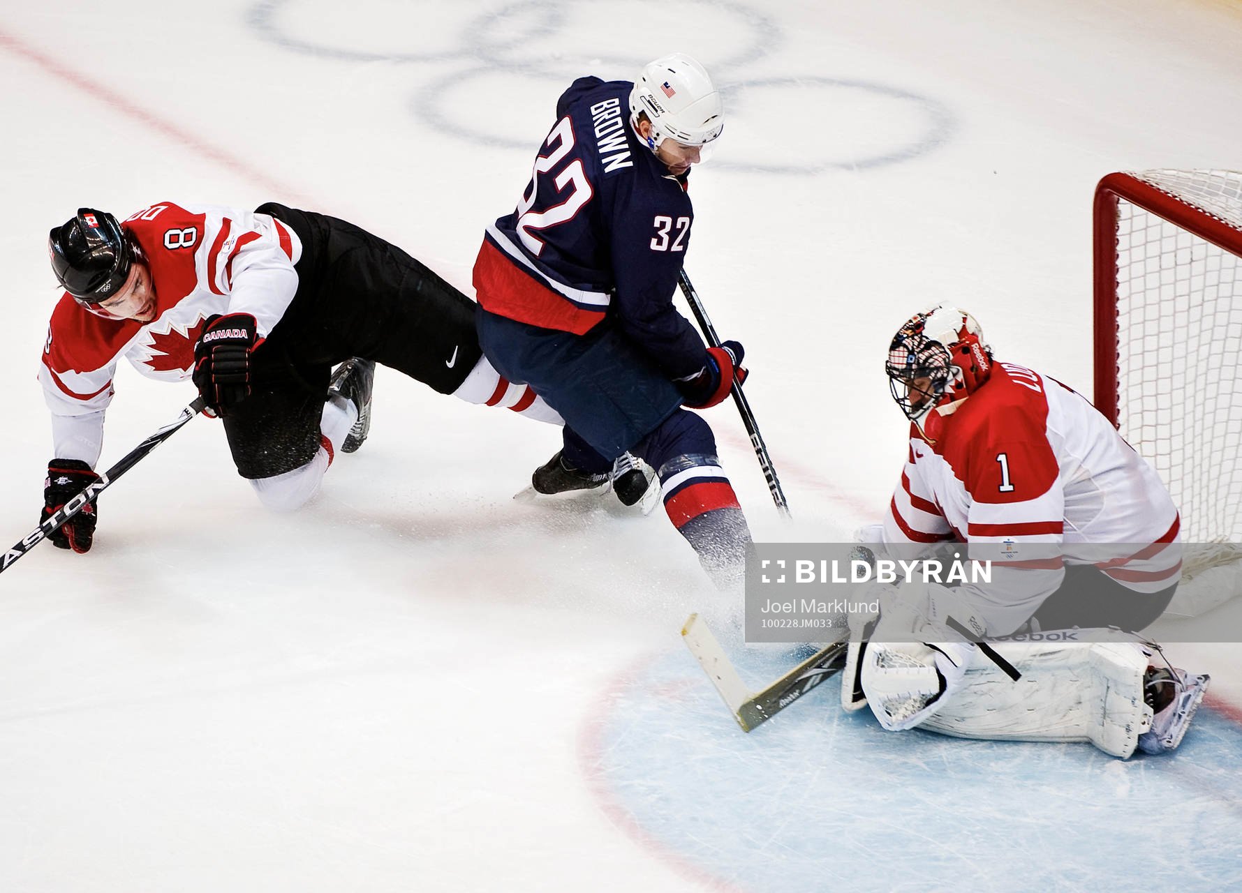 Dustin Brown, USA, är nära att göra mål på Robert