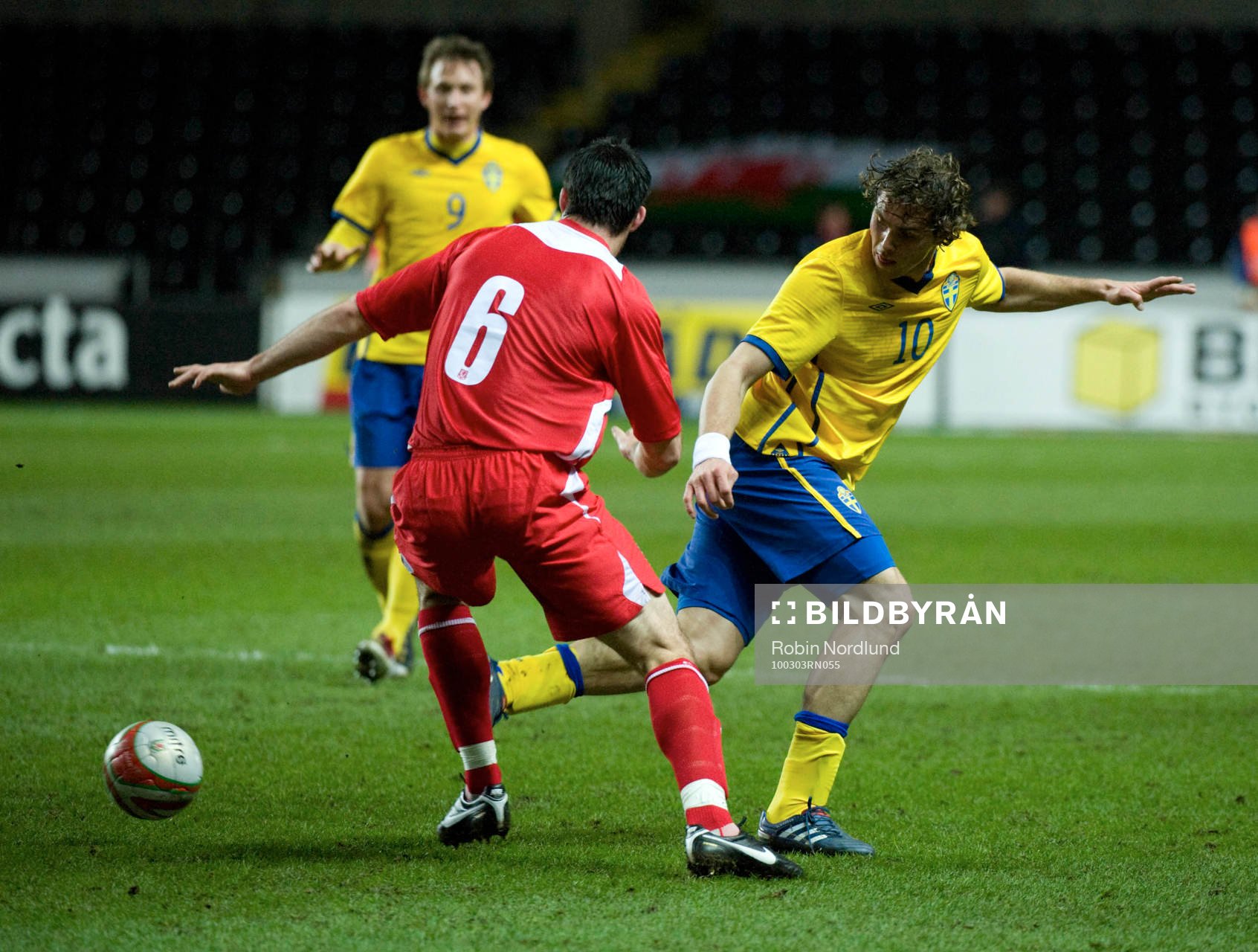 Johan Elmander, Sverige och Craig Morgan, Wales