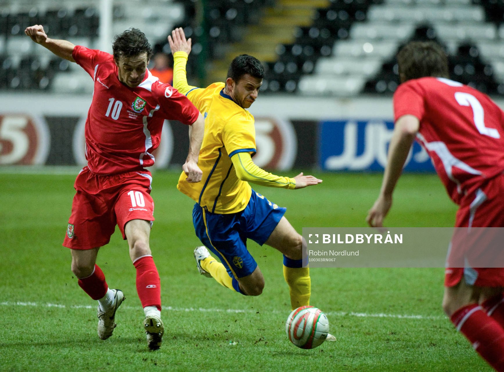 Simon Davies, Wales och Behrang Safari, Sverige
