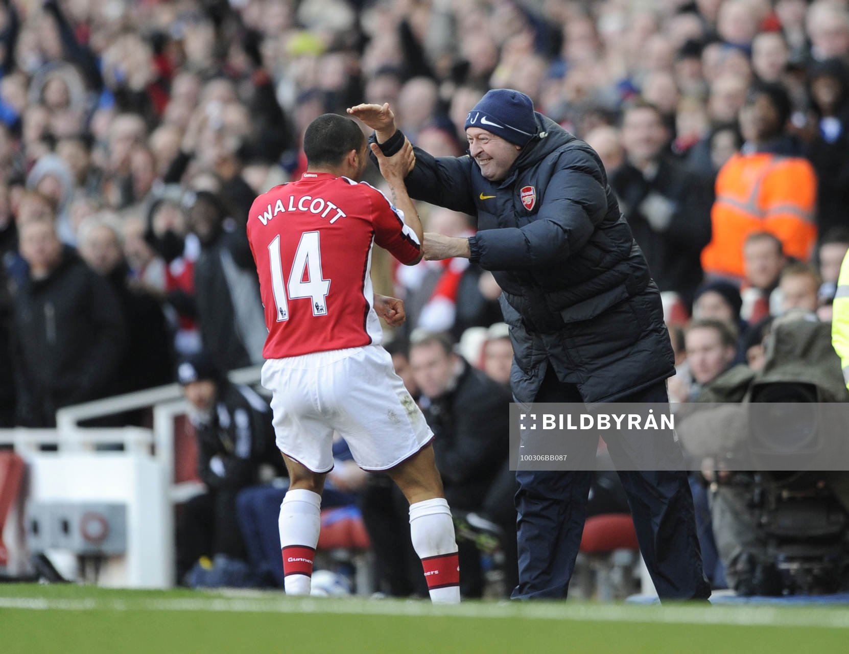 Theo Walcott och Paul Johnson, materialförvaltare,