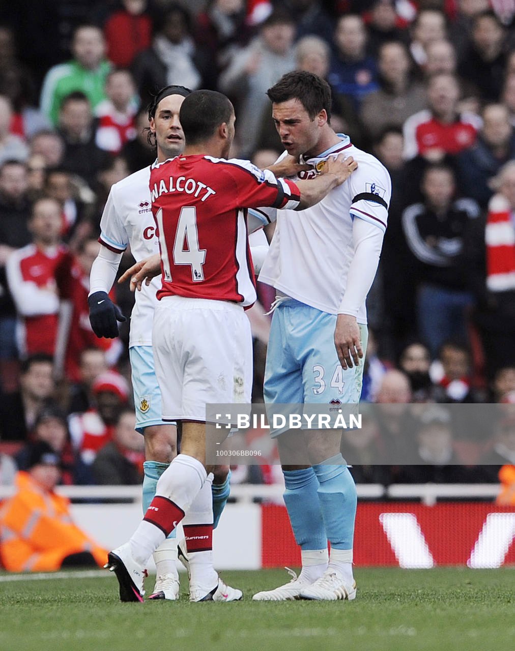 Theo Walcott, Arsenal, och Danny Fox, Burnley