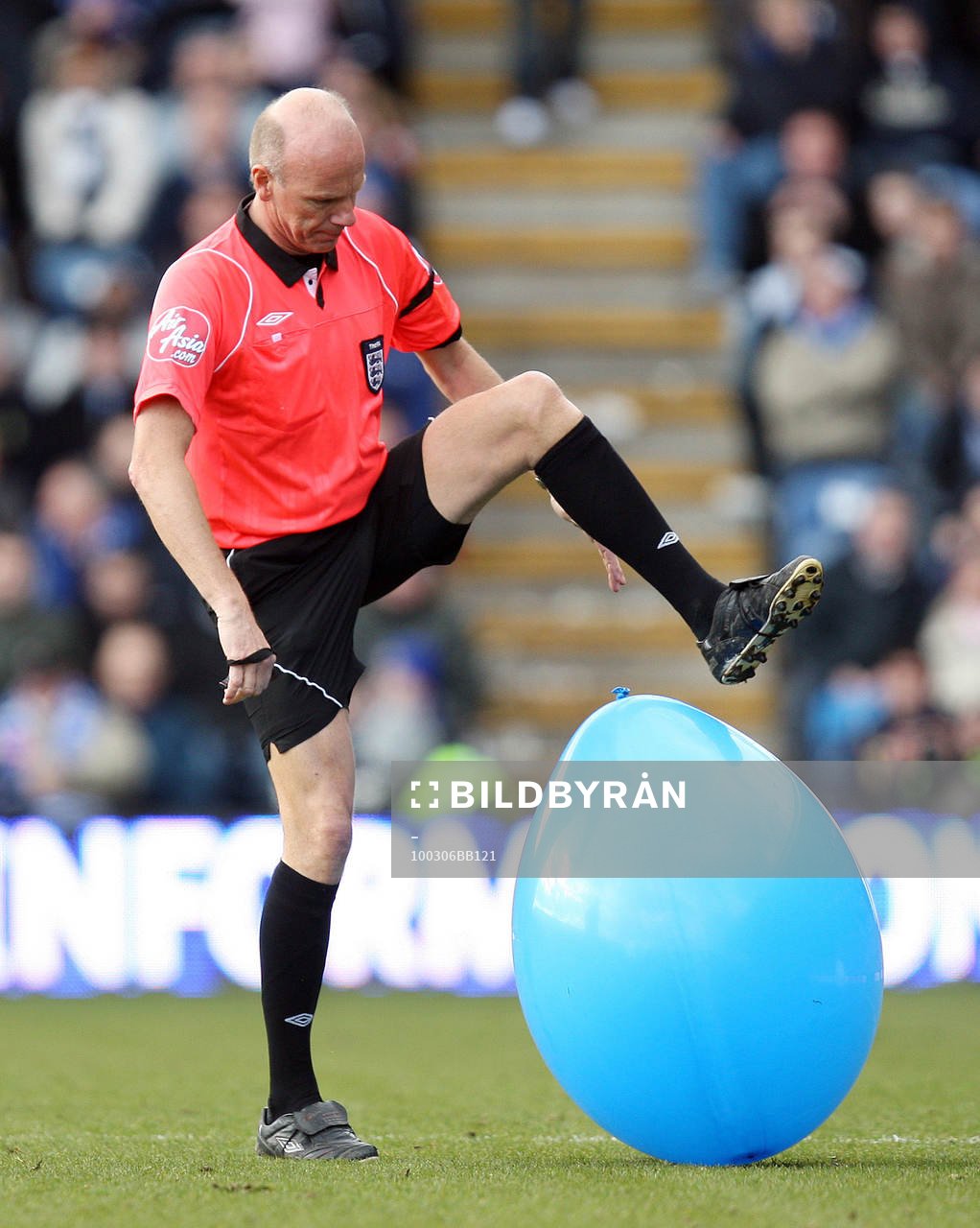  Steve Bennett, domare, gör processen kort med en ballong på planen.