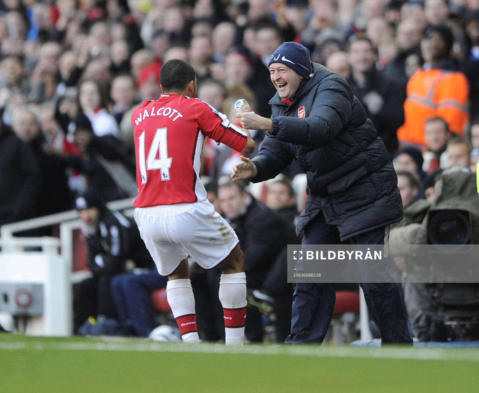 Theo Walcott och Paul Johnson, materialförvaltare,