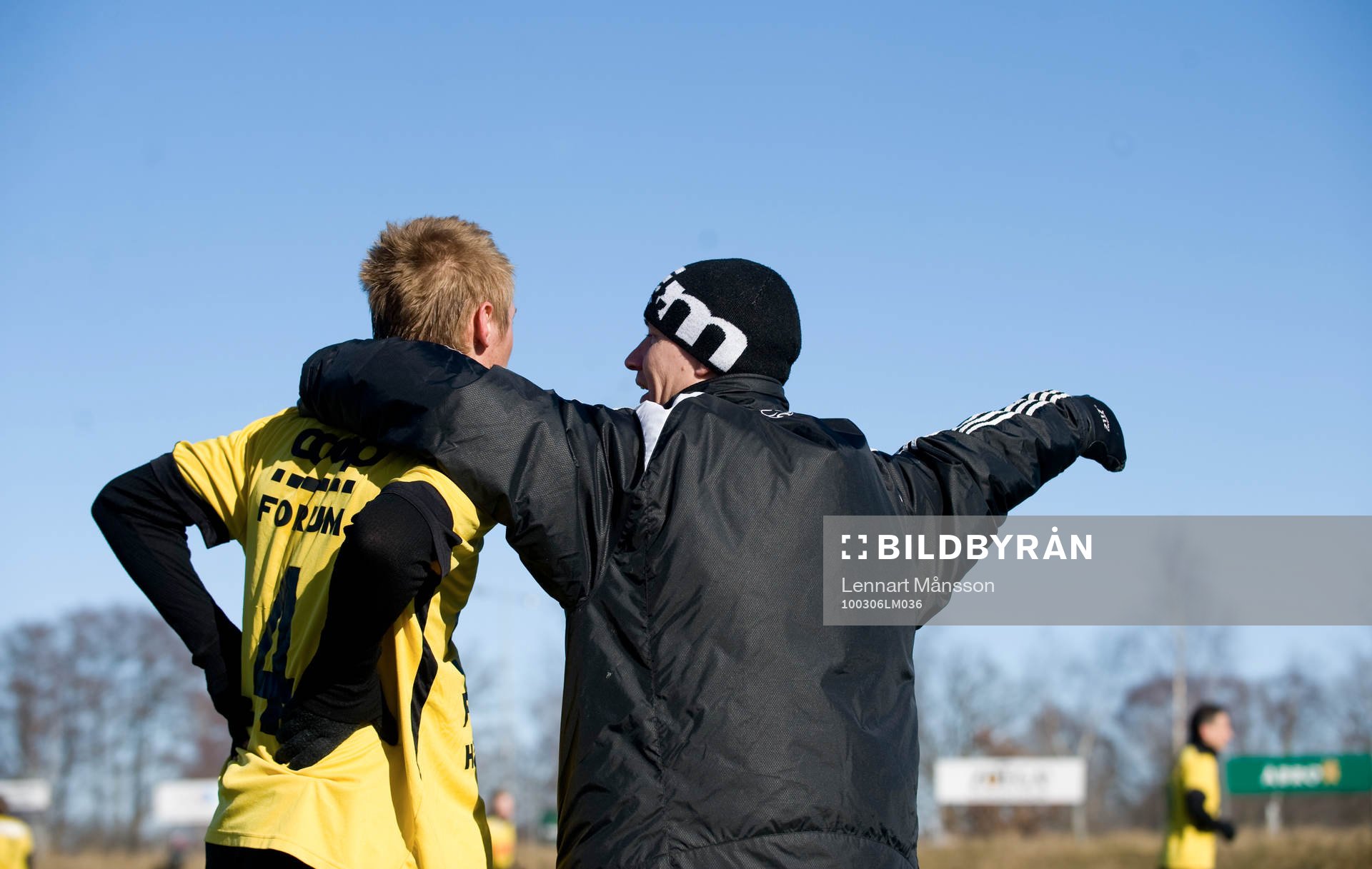Pontus Lindell får instruktioner av Stefan Jansson,