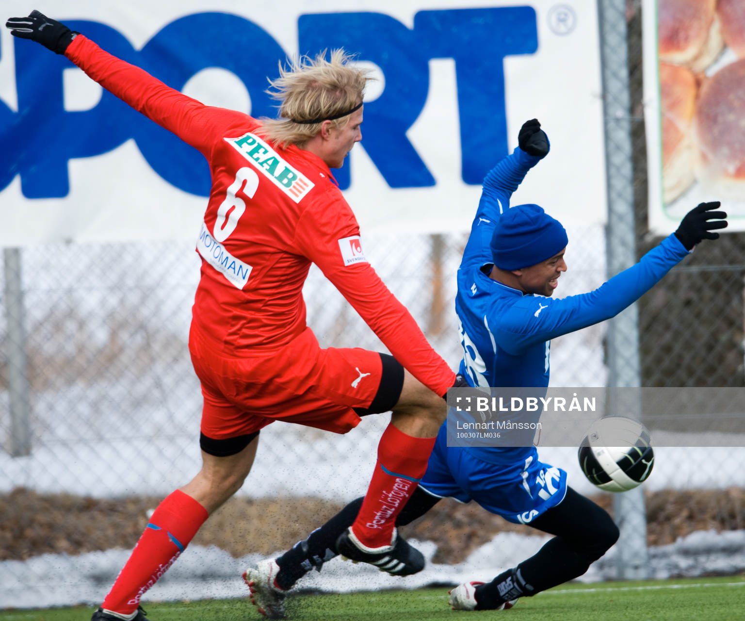 Paulus Arajuuri, Kalmar, trycker till Marcus Olsson,