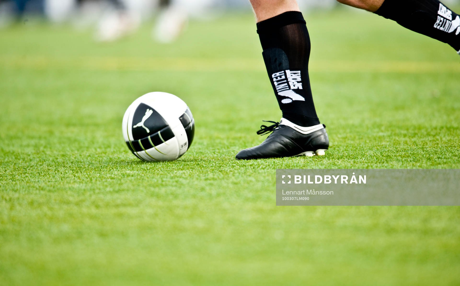 Fot, boll, ben, gräs, gräsplan, Puma, Intersport, reklam,
