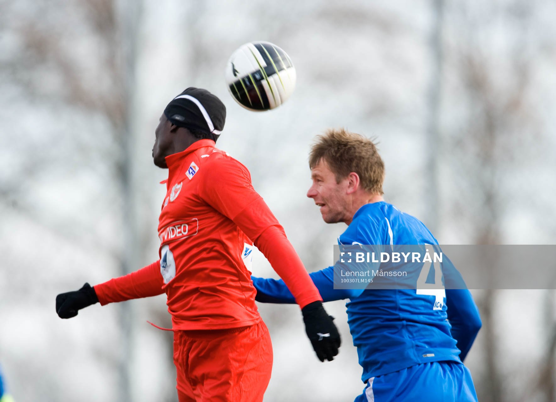 Abiola Dauda, Kalmar och Tommy Jönsson, Halmstad, nickduell