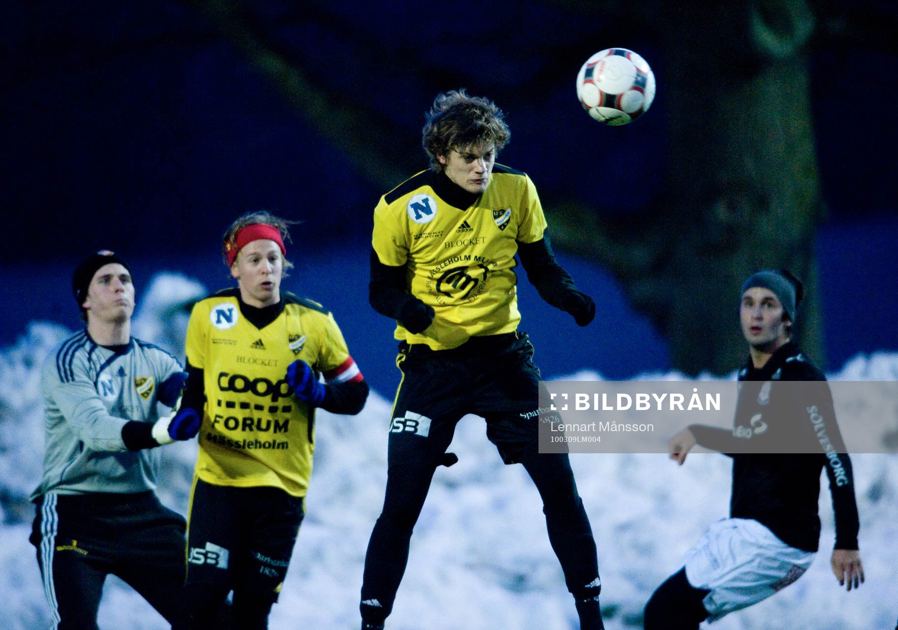 Mittbacken Linus Karlsson nickar undan, Viktor Bergström
